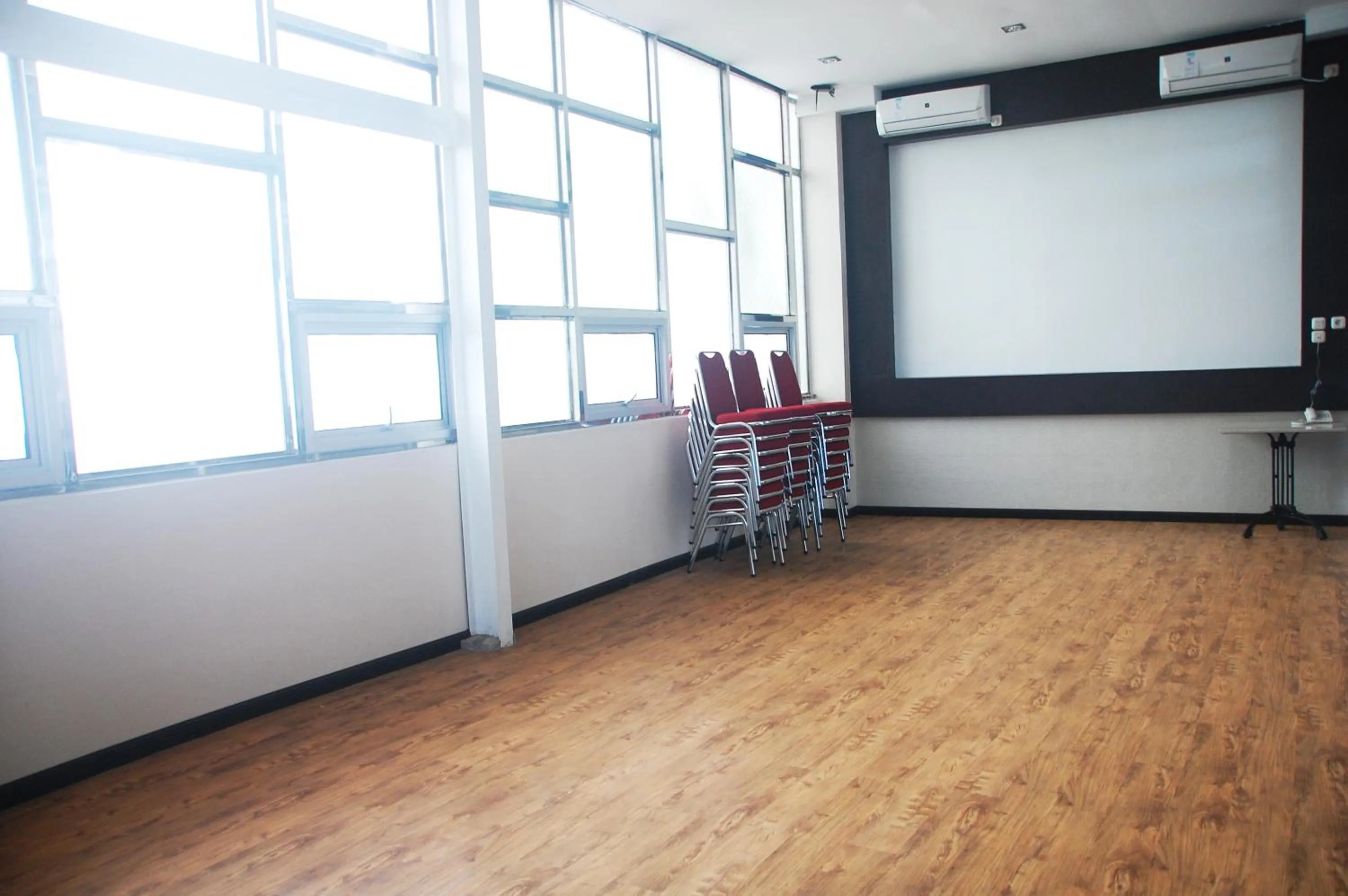 Business facilities in Gandhi Inn