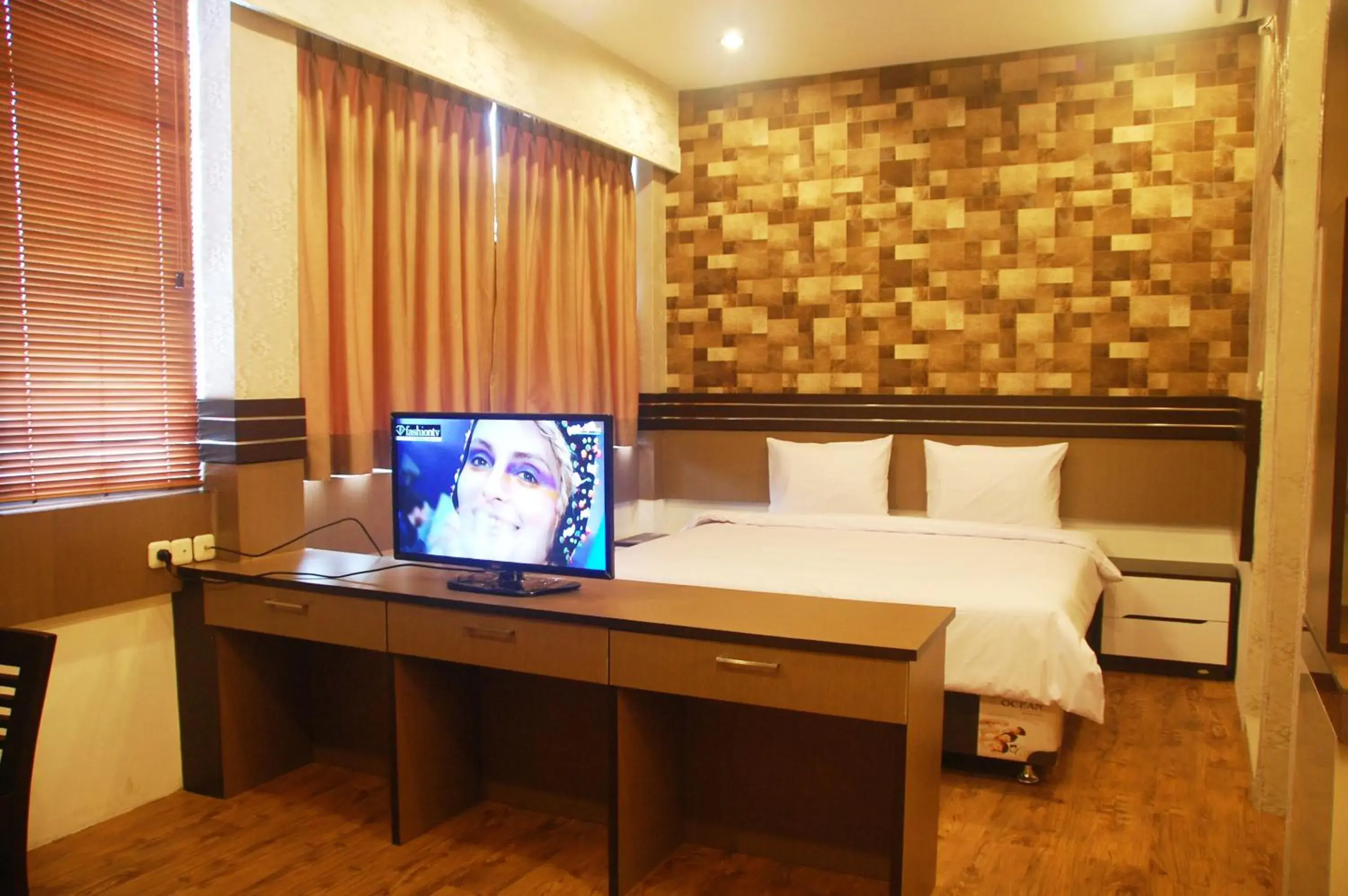 Photo of the whole room, Bed in Gandhi Inn Photo of the whole room, Bed in Gandhi Inn