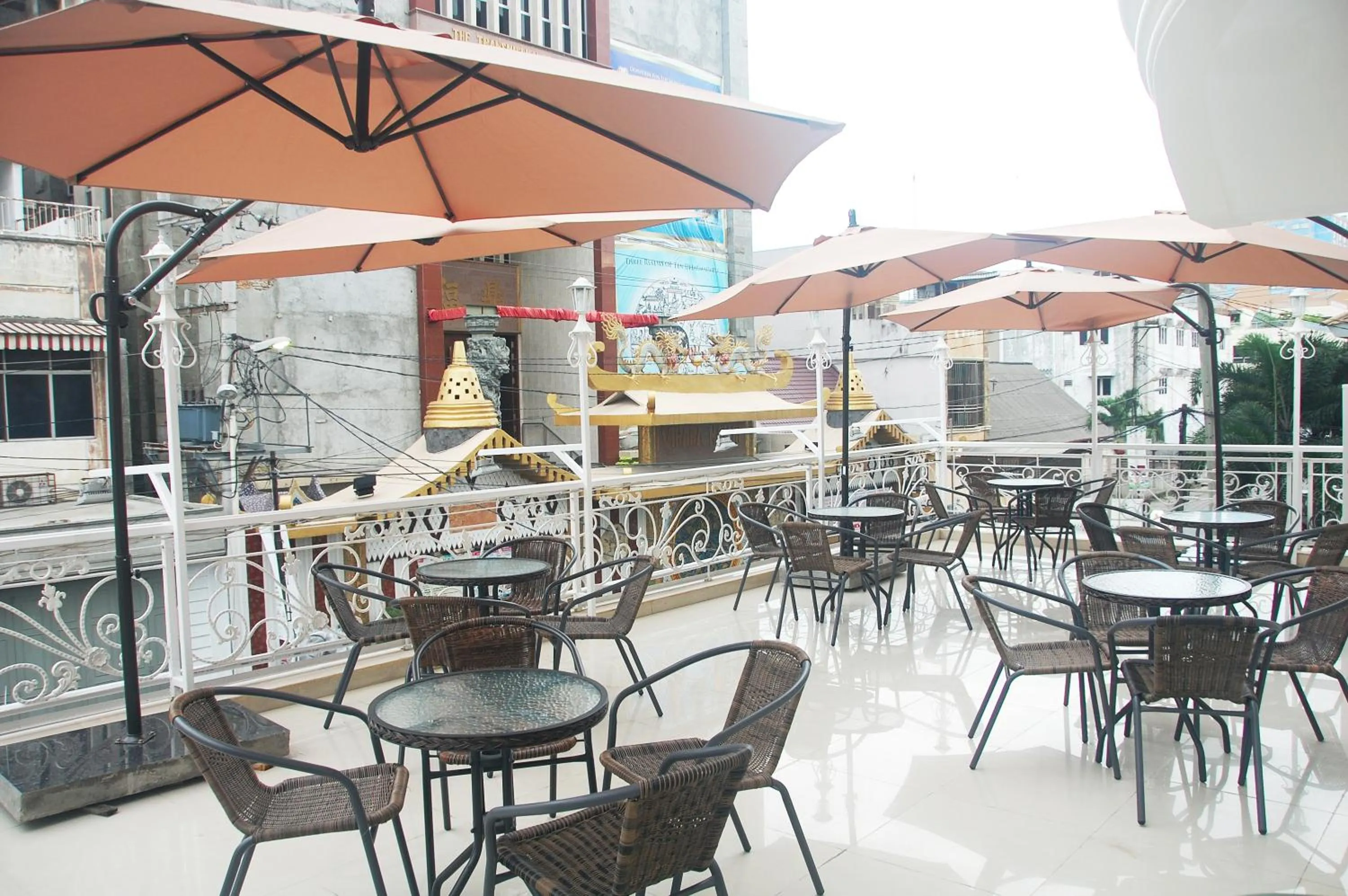 Restaurant/places to eat in Gandhi Inn