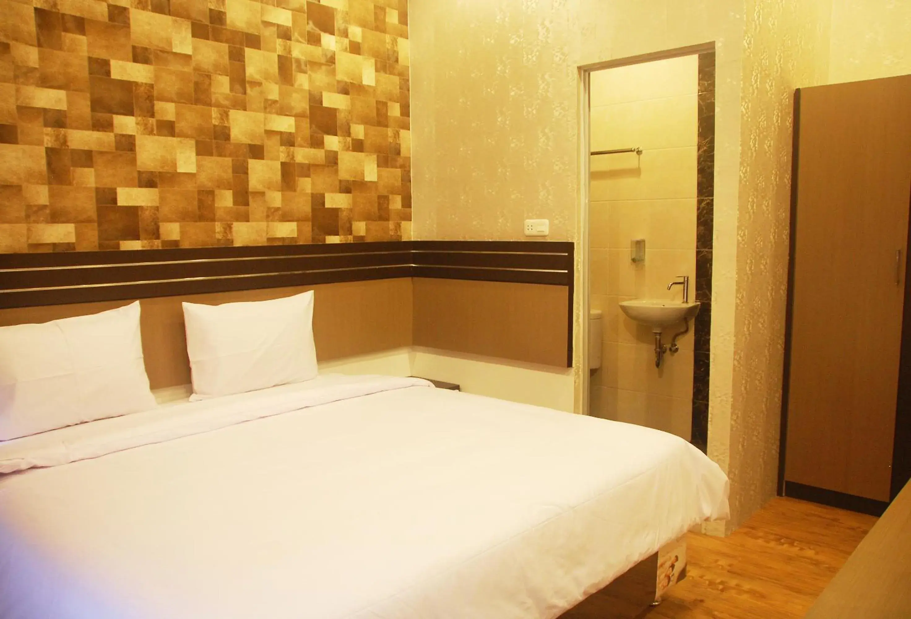 Photo of the whole room, Bed in Gandhi Inn Photo of the whole room, Bed in Gandhi Inn