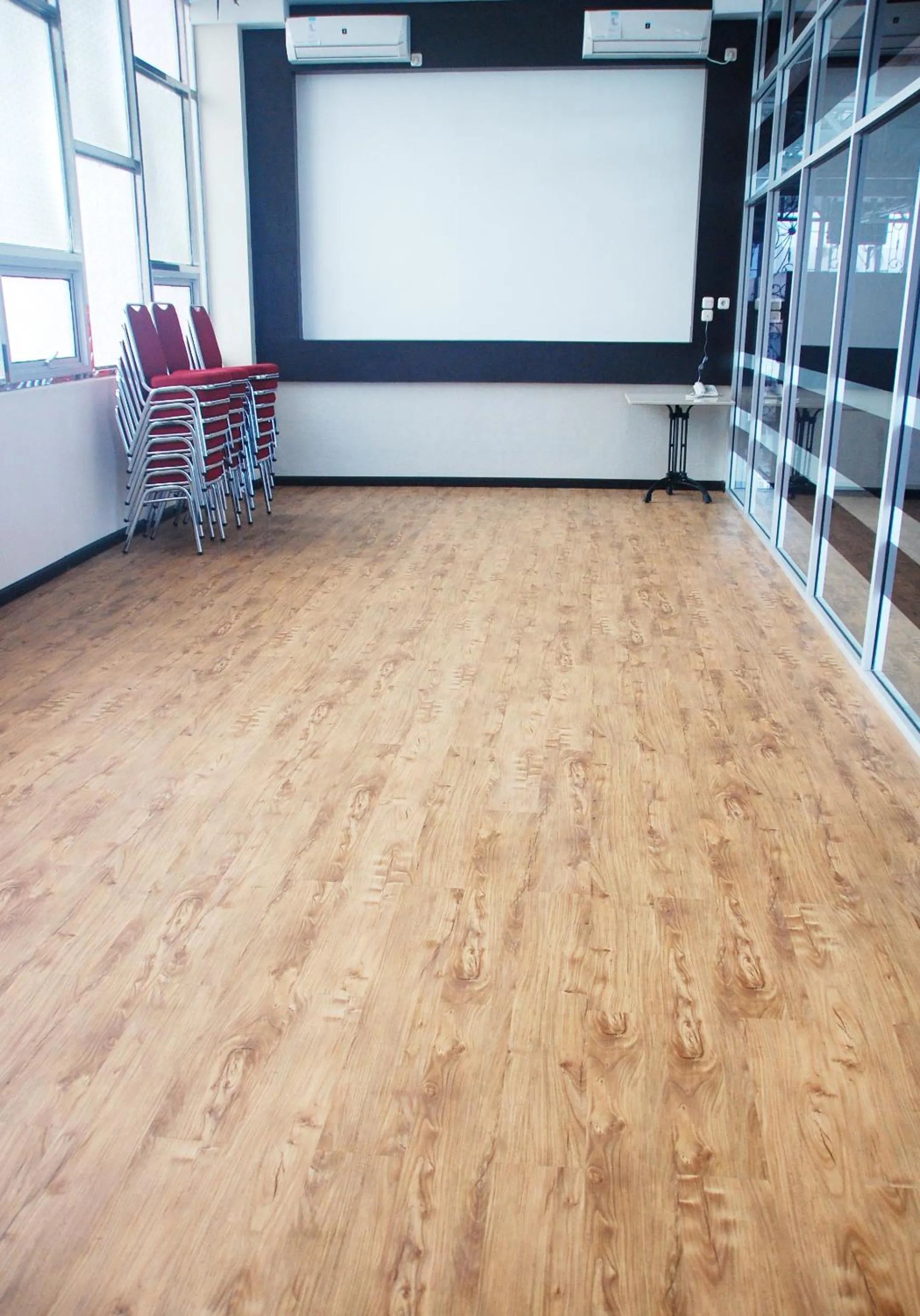 Business facilities in Gandhi Inn