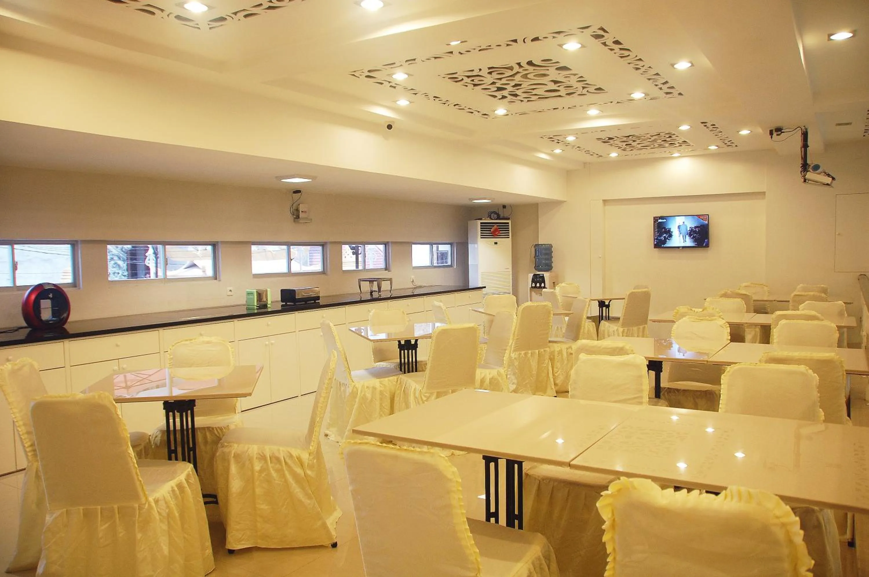 Restaurant/places to eat in Gandhi Inn