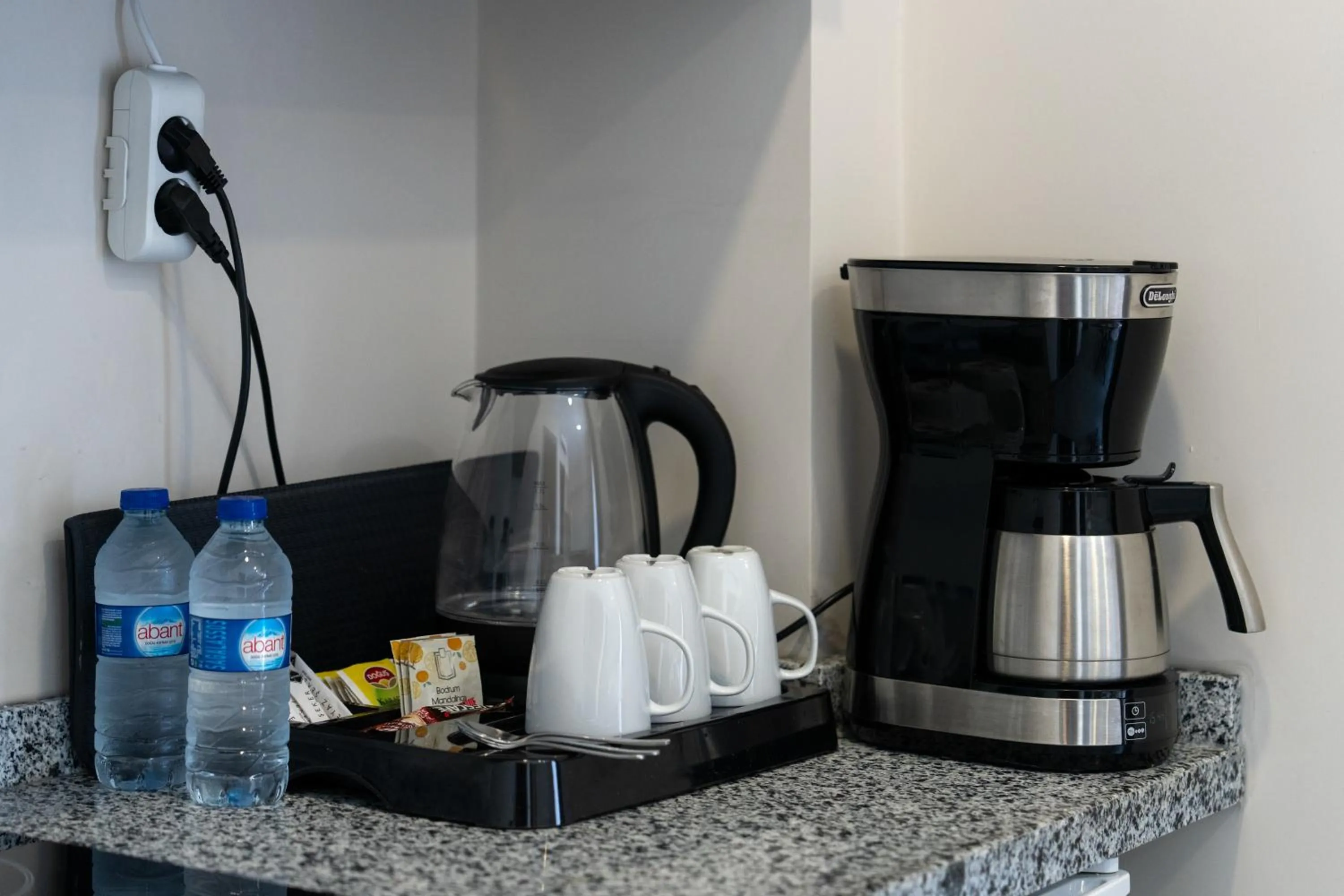 Coffee/tea facilities in Loi Suite
