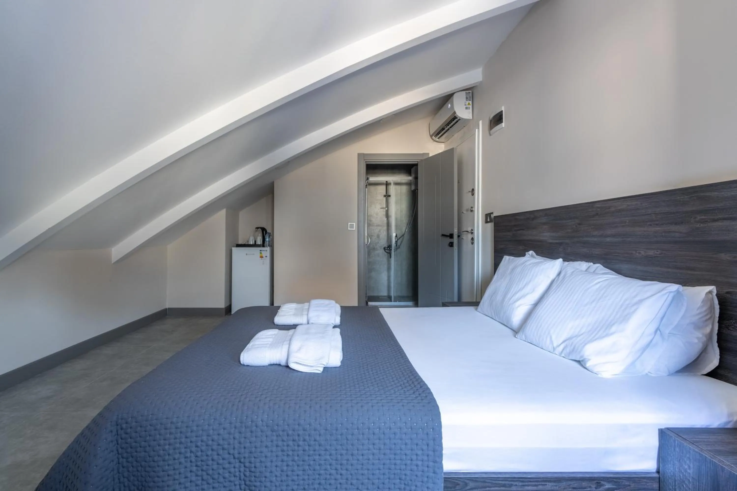 Bedroom, Bed in Loi Suite