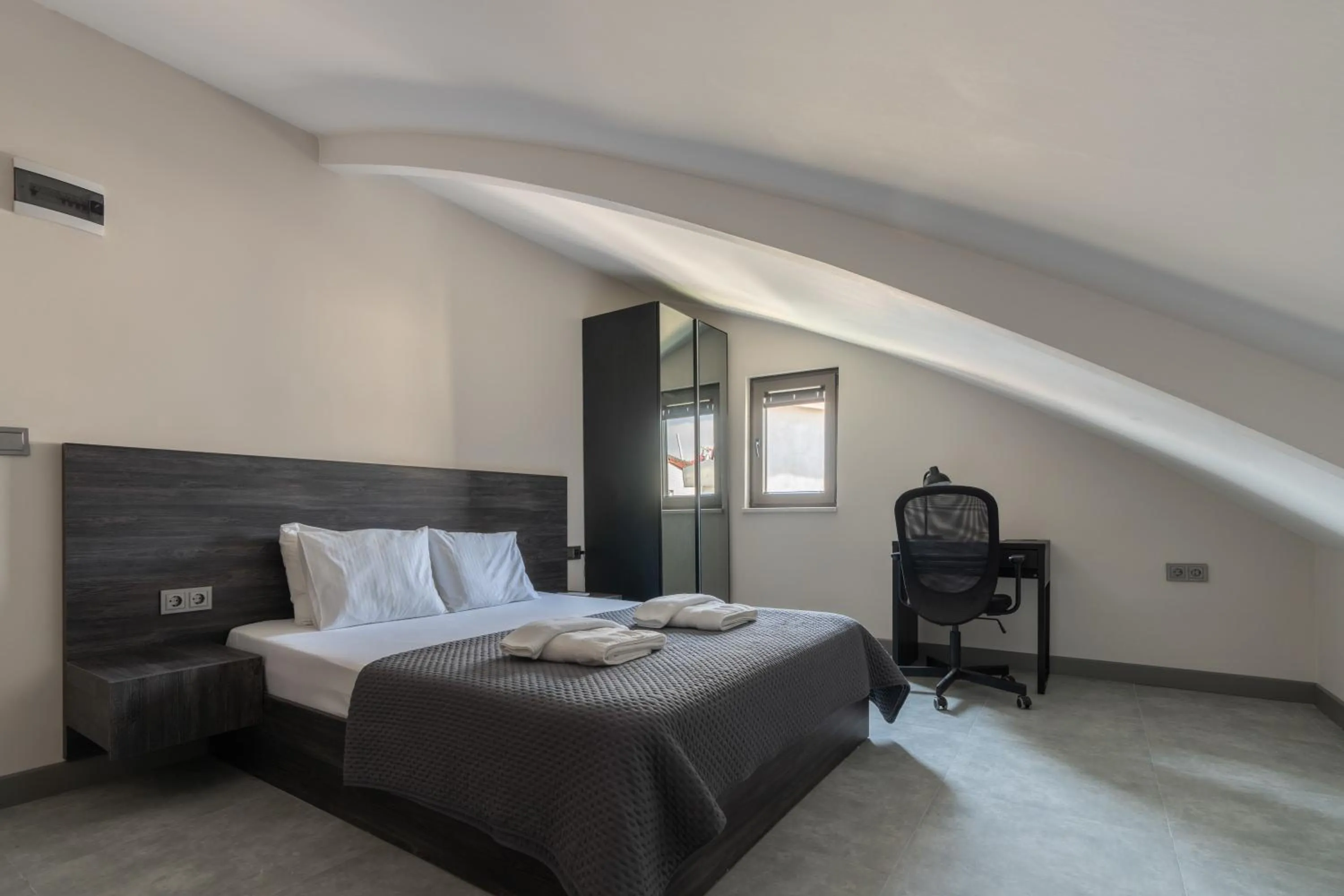 Photo of the whole room, Bed in Loi Suite