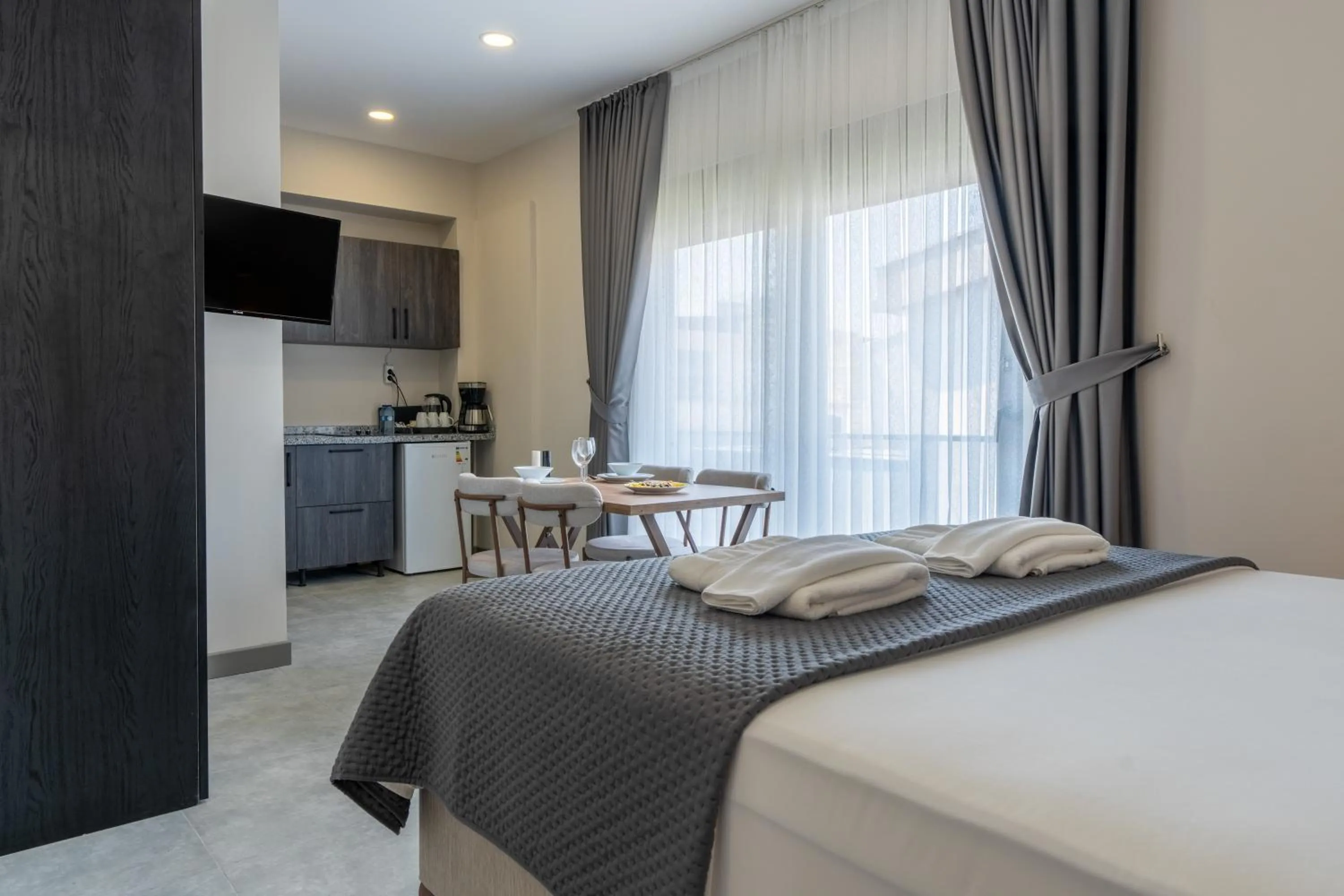 Photo of the whole room, Bed in Loi Suite