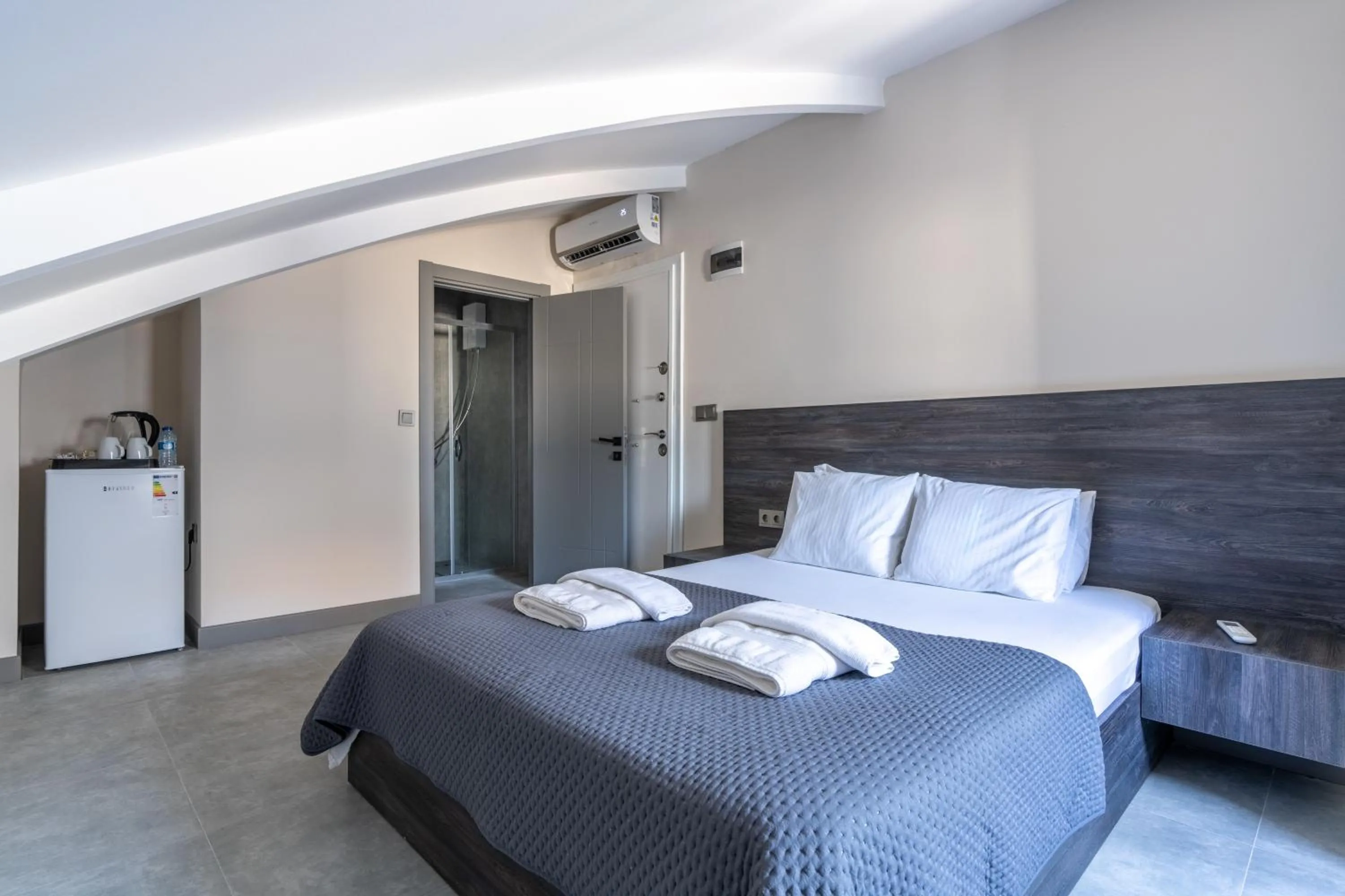 Bedroom, Bed in Loi Suite