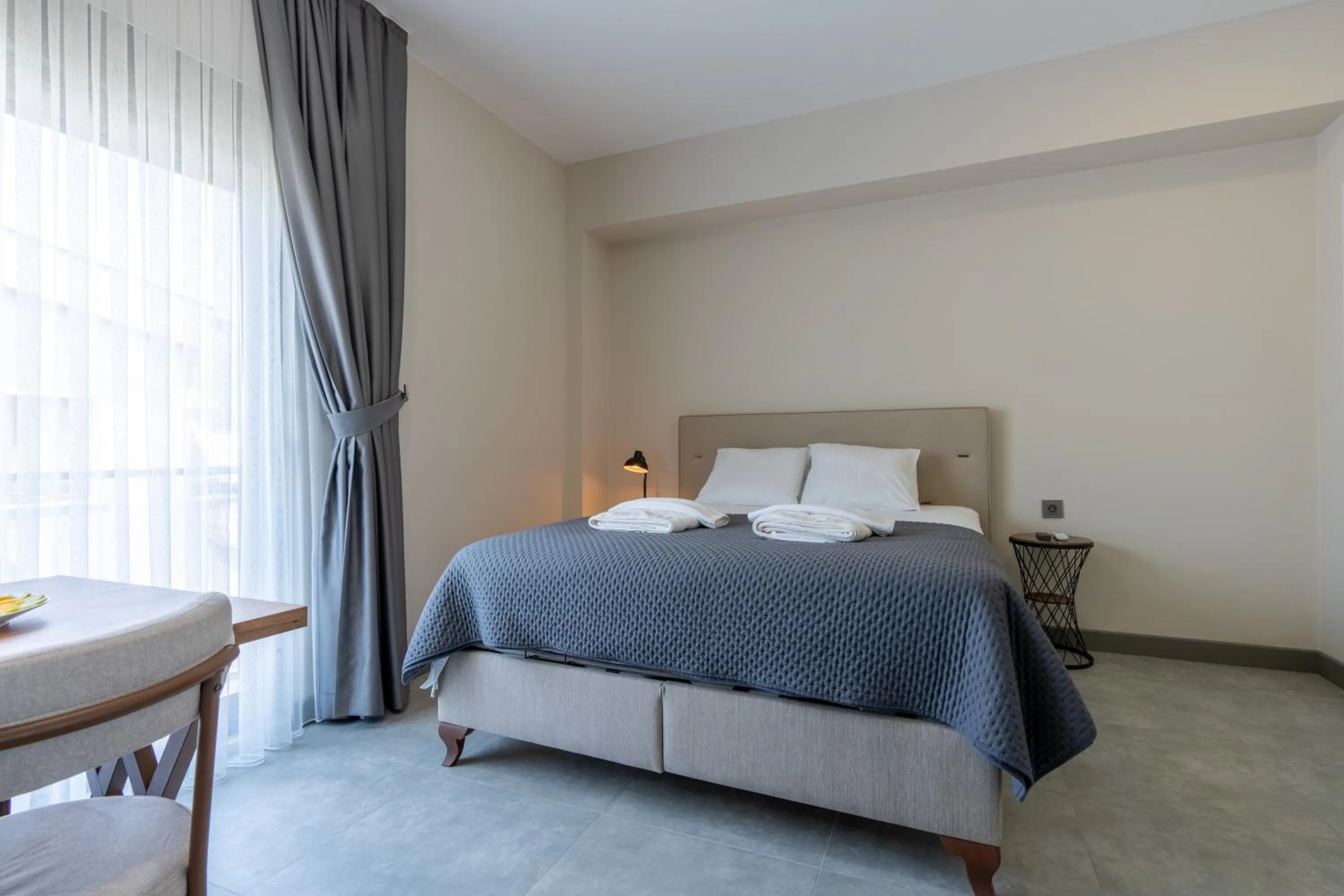 Bedroom, Bed in Loi Suite