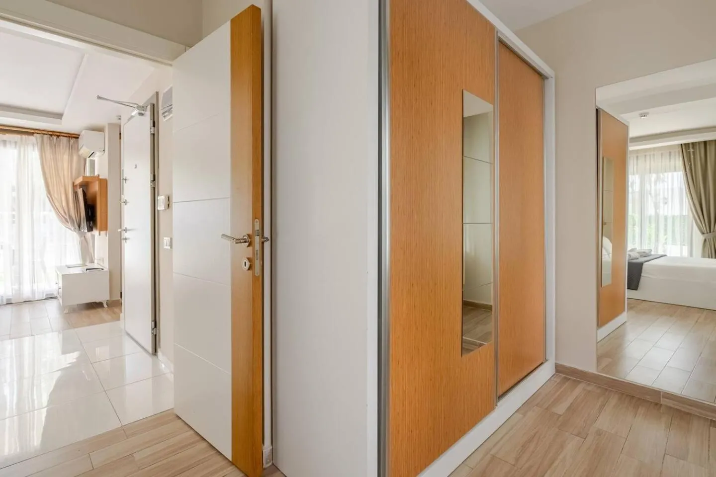 wardrobe, Bed in Loi Suite