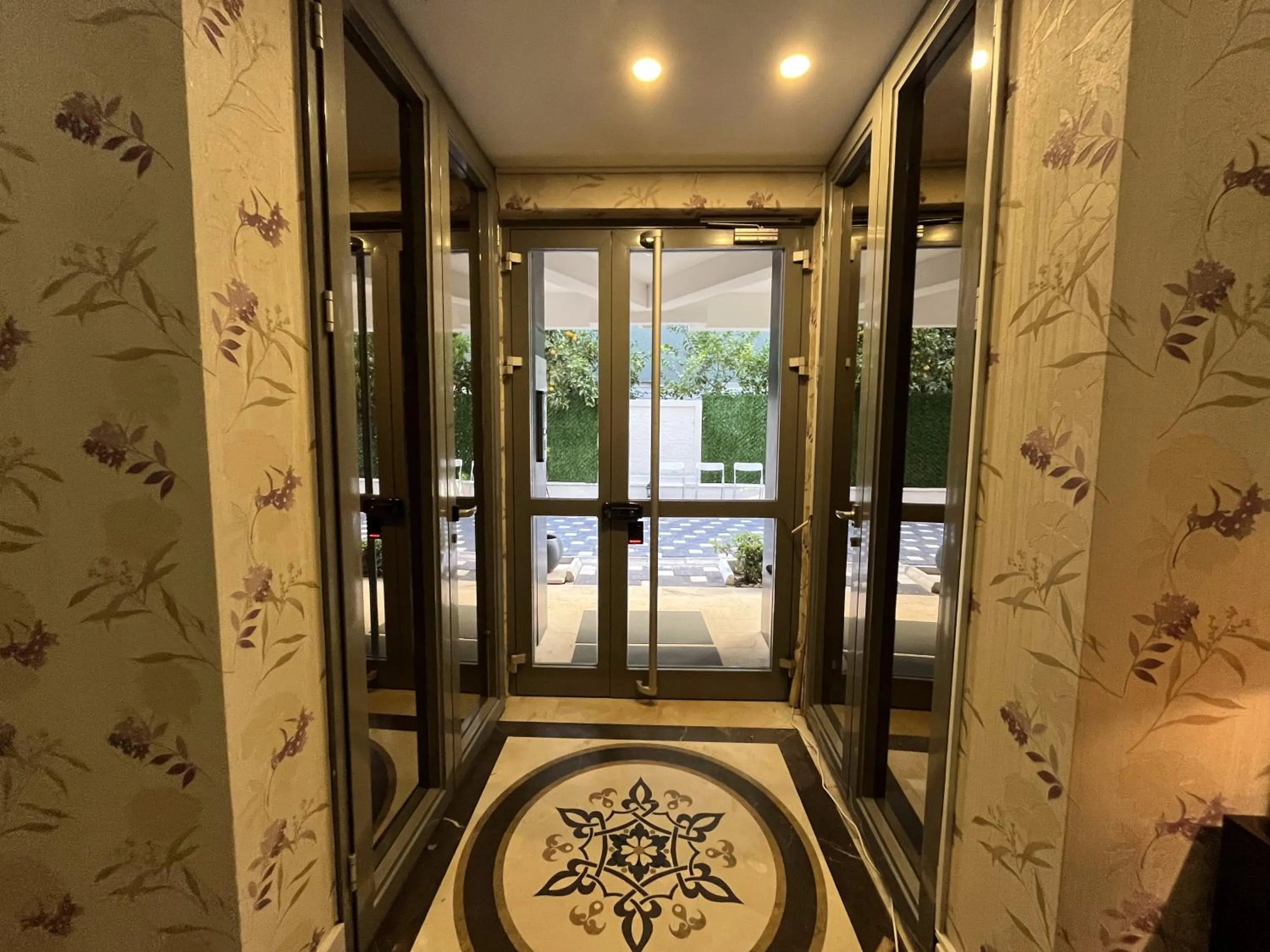 Facade/entrance in Loi Suite