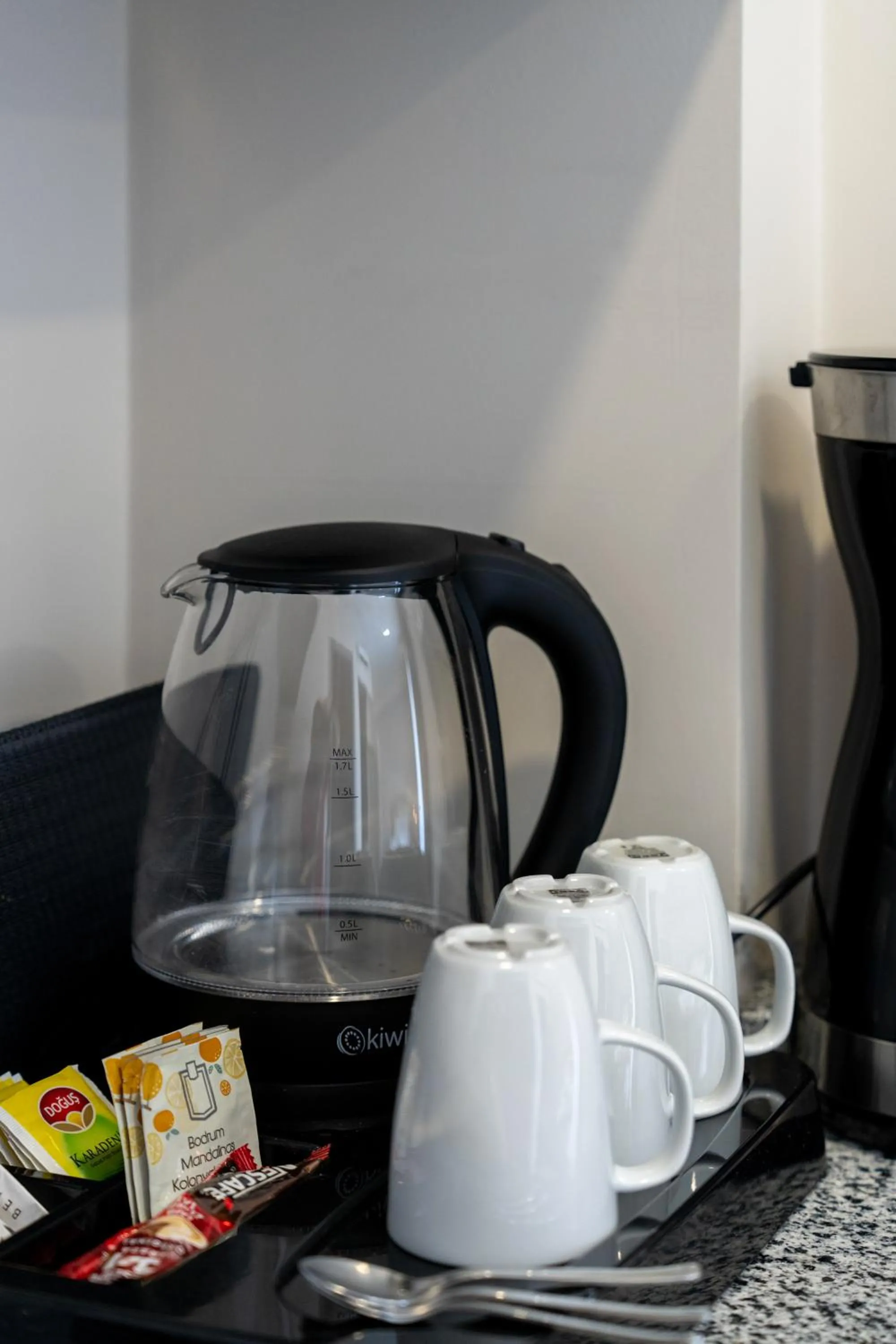 Coffee/tea facilities in Loi Suite