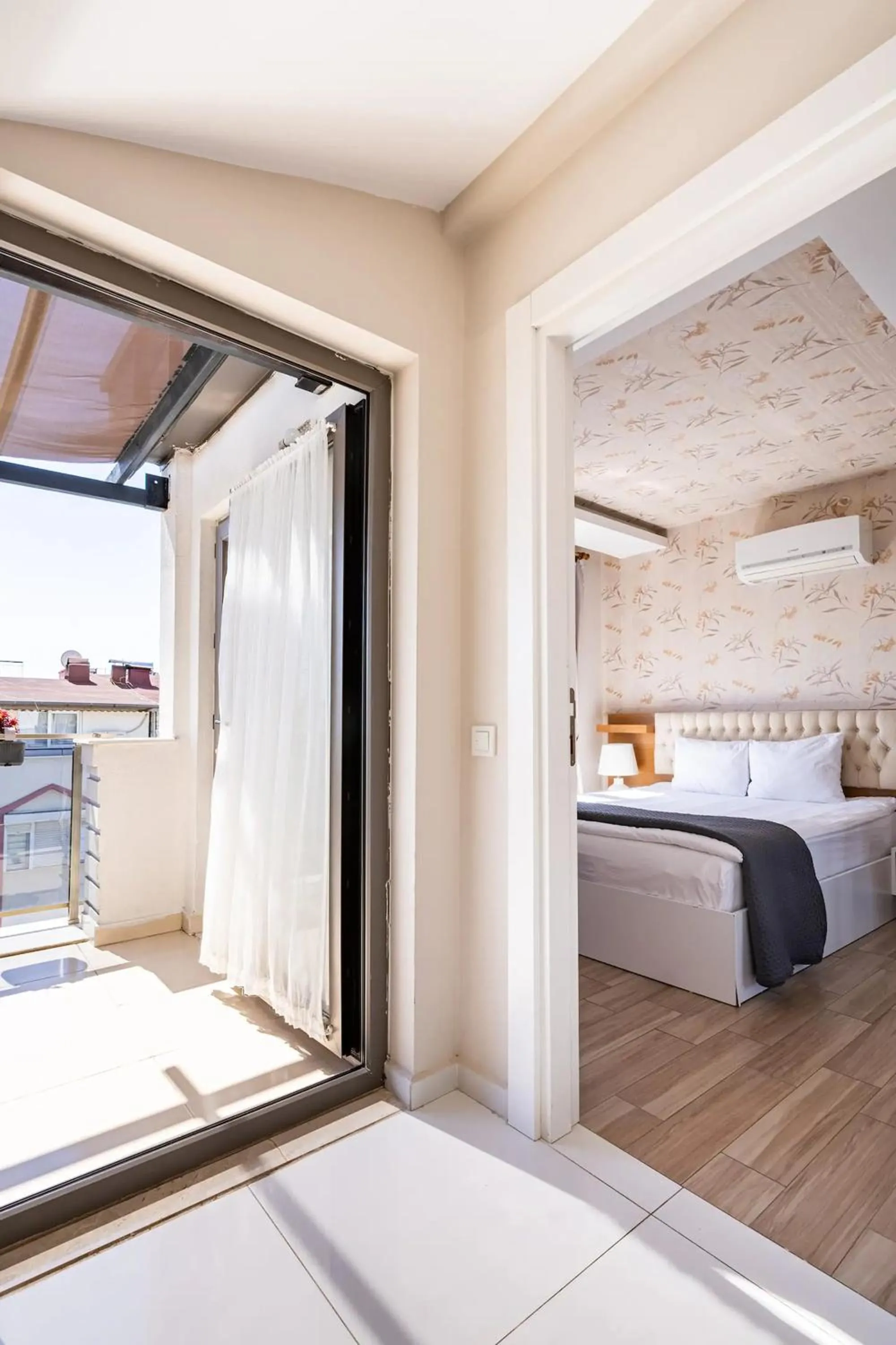 Bedroom, Bed in Loi Suite