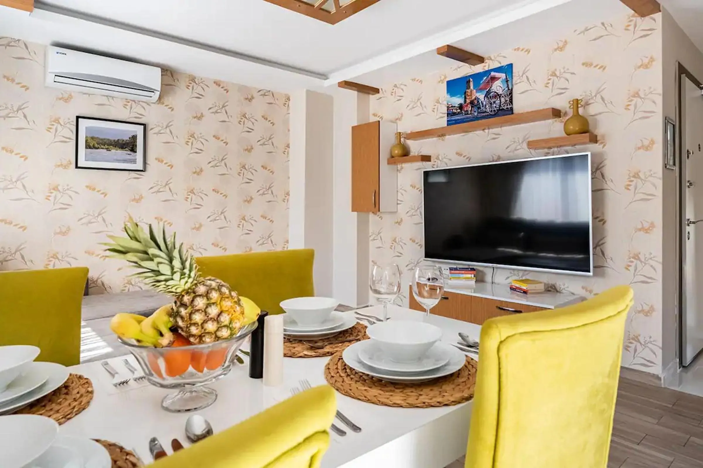 Dining area in Loi Suite