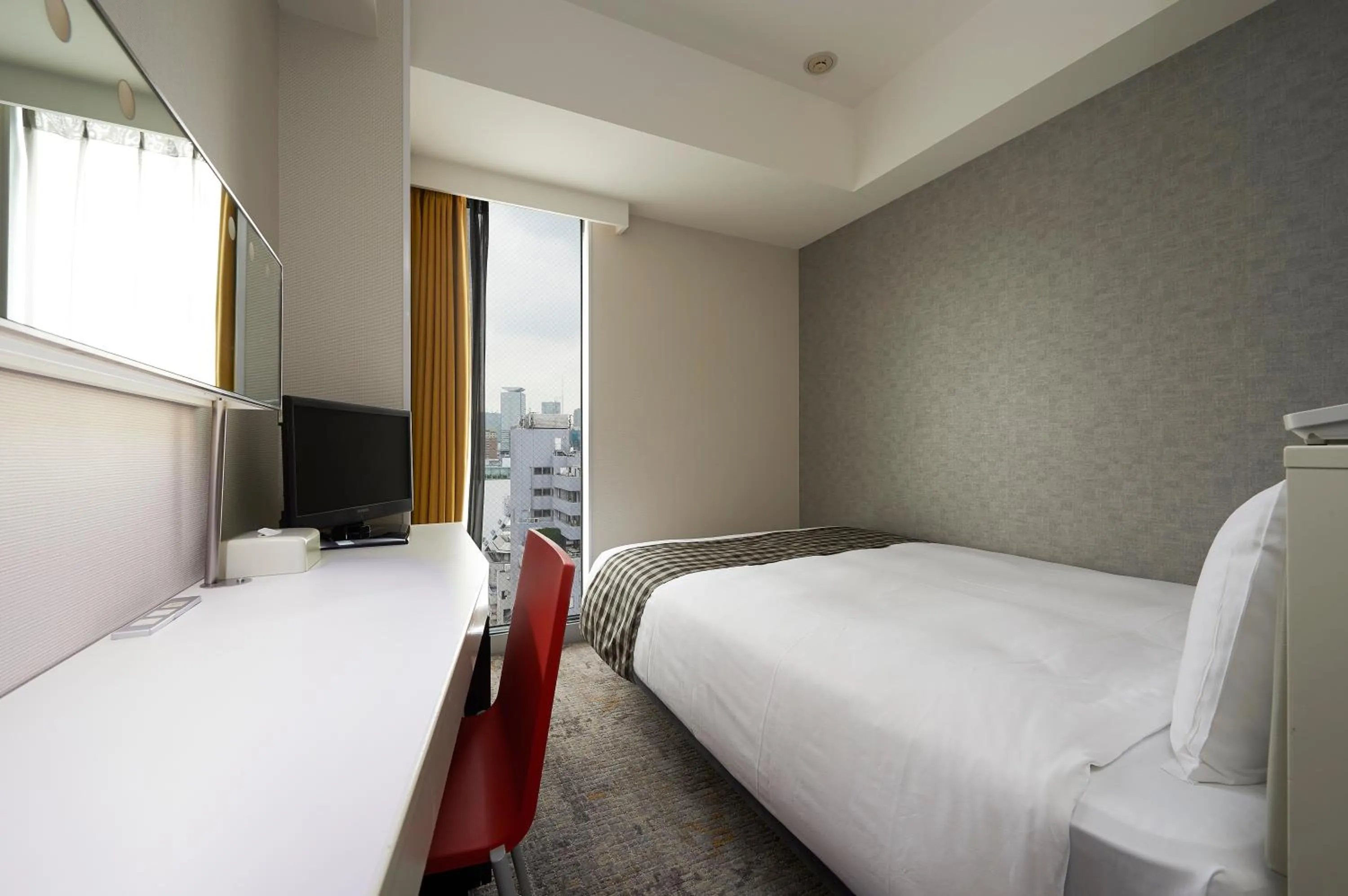 Photo of the whole room, Bed in Sotetsu Fresa Inn Shimbashi-Karasumoriguchi