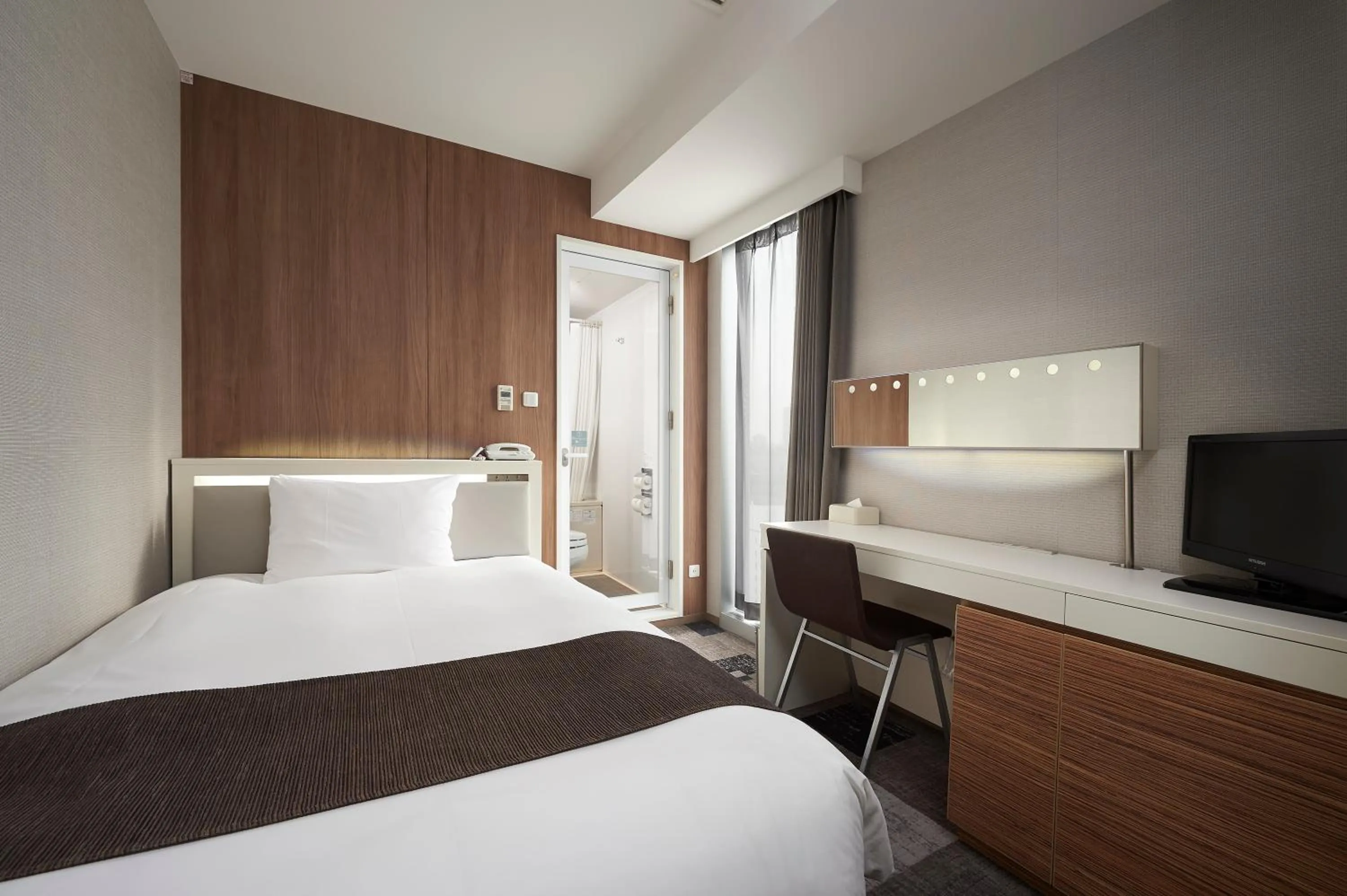 Photo of the whole room, Bed in Sotetsu Fresa Inn Shimbashi-Karasumoriguchi