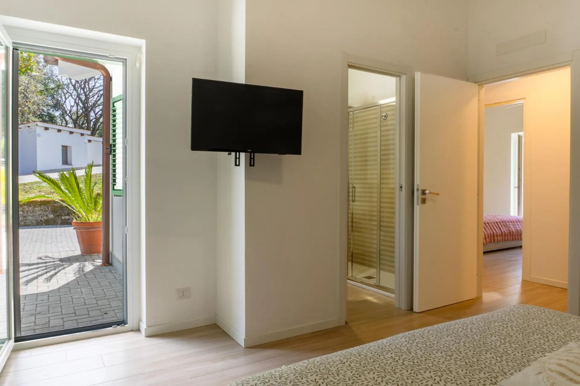 TV and multimedia, Bed in Green Woody Home