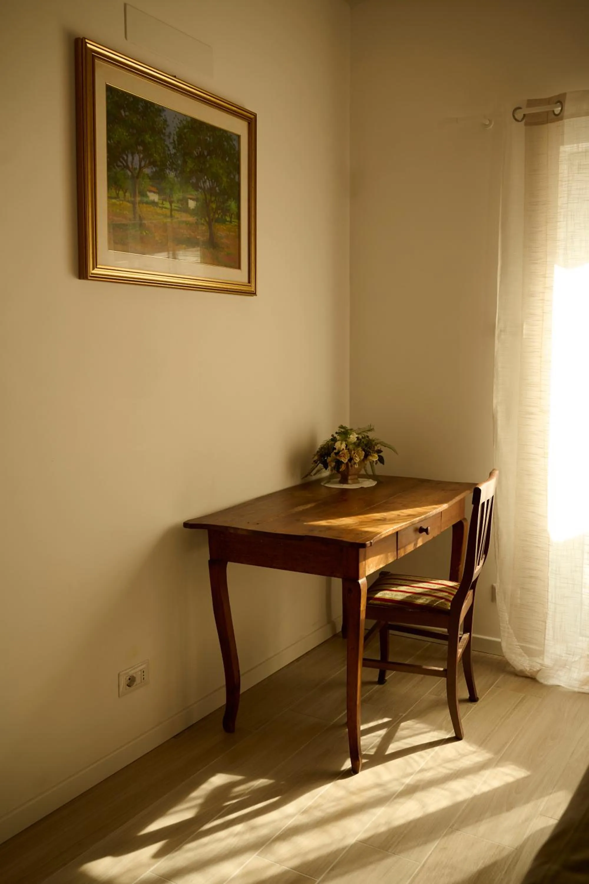 Seating area in Green Woody Home