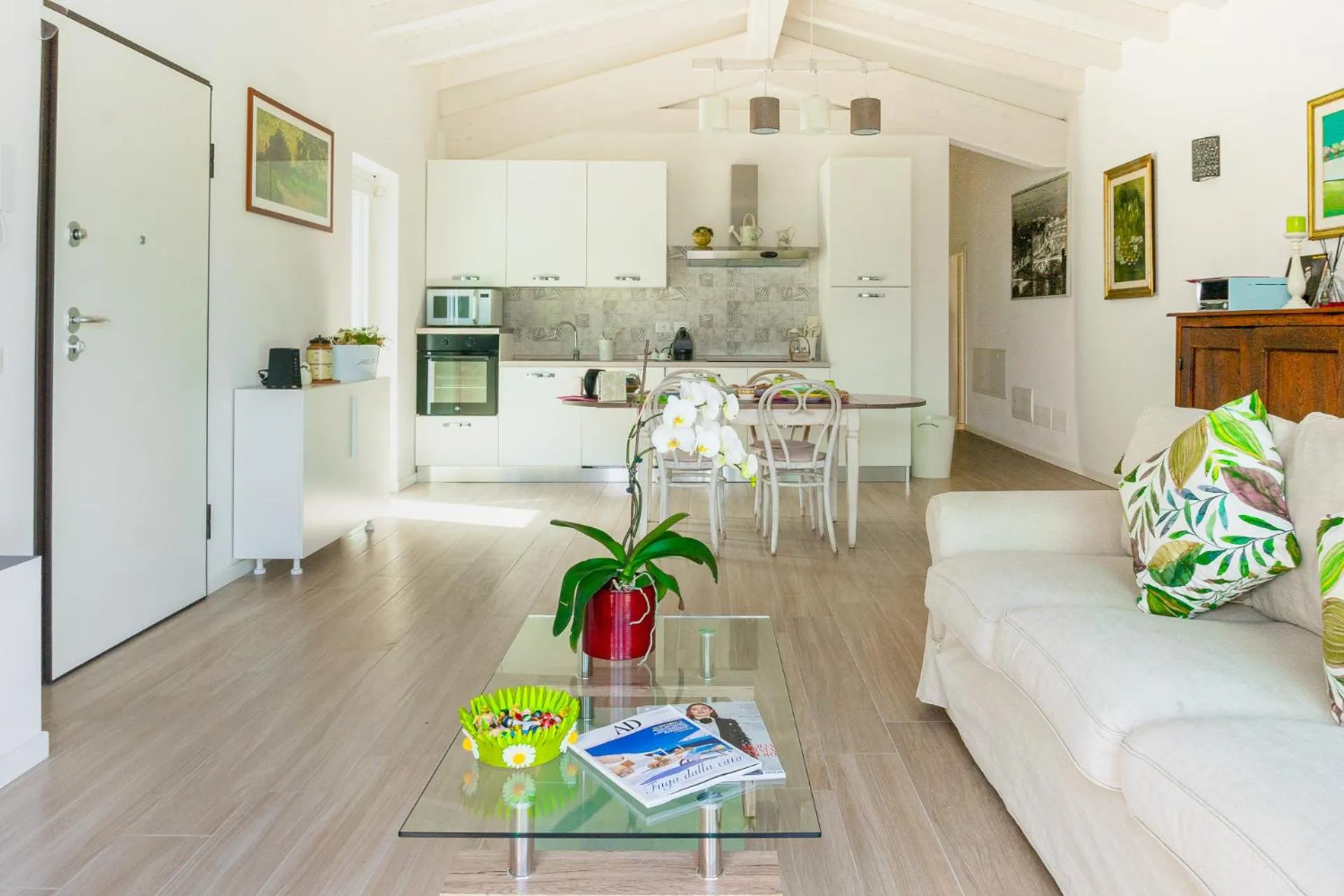 Kitchen or kitchenette in Green Woody Home