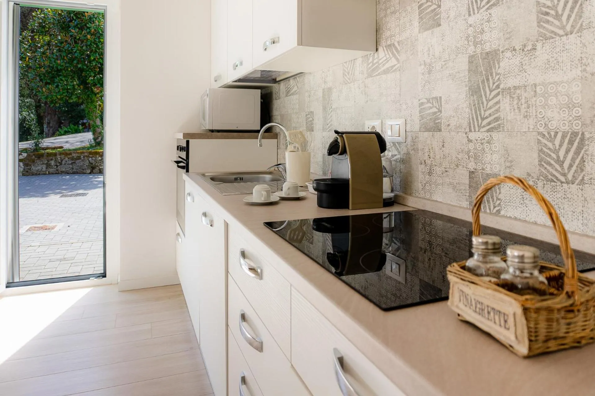 Coffee/tea facilities in Green Woody Home
