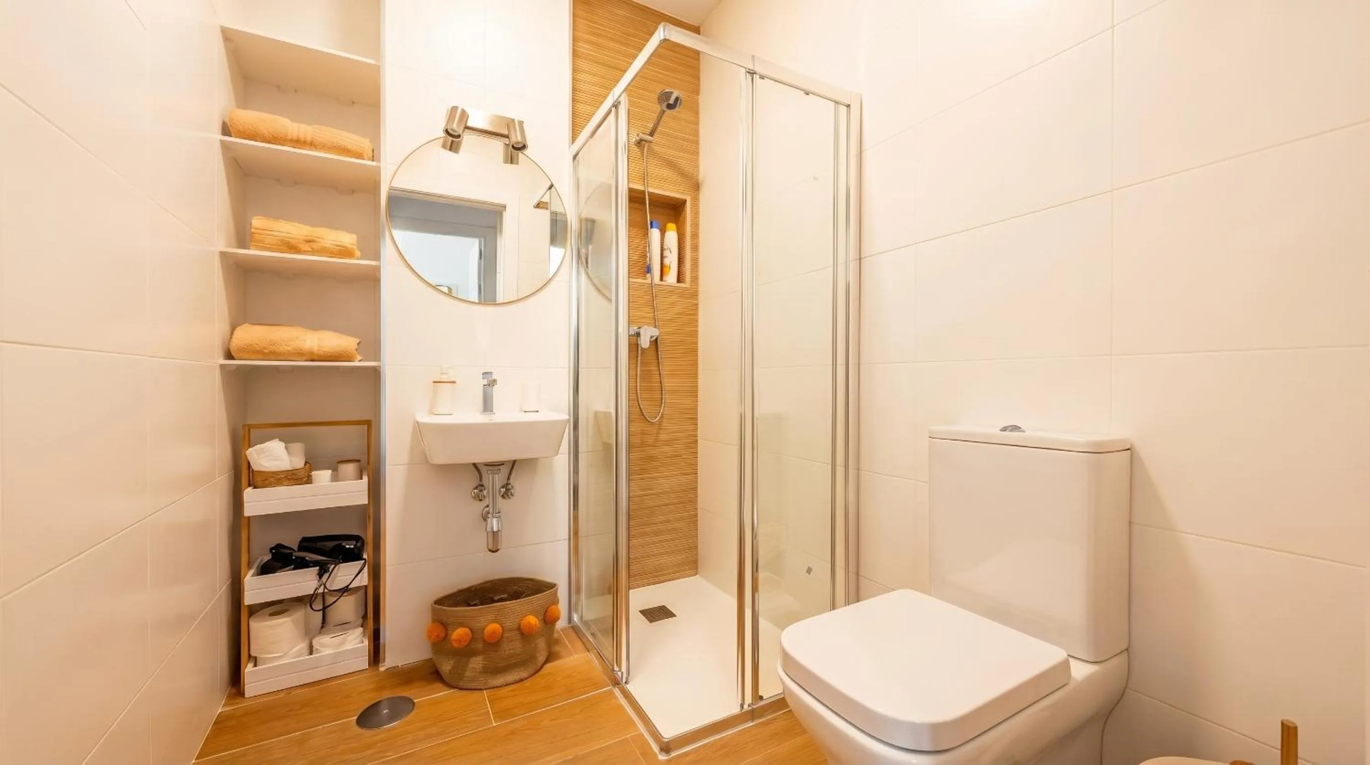 Shower in Oasis in the heart of Seville - 2 BR apt with FREE PARKING