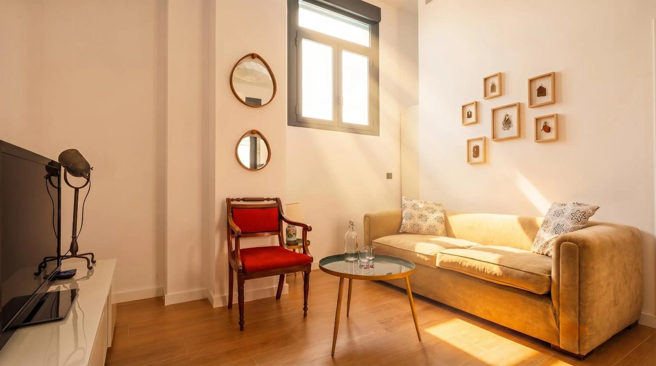 TV and multimedia in Oasis in the heart of Seville - 2 BR apt with FREE PARKING