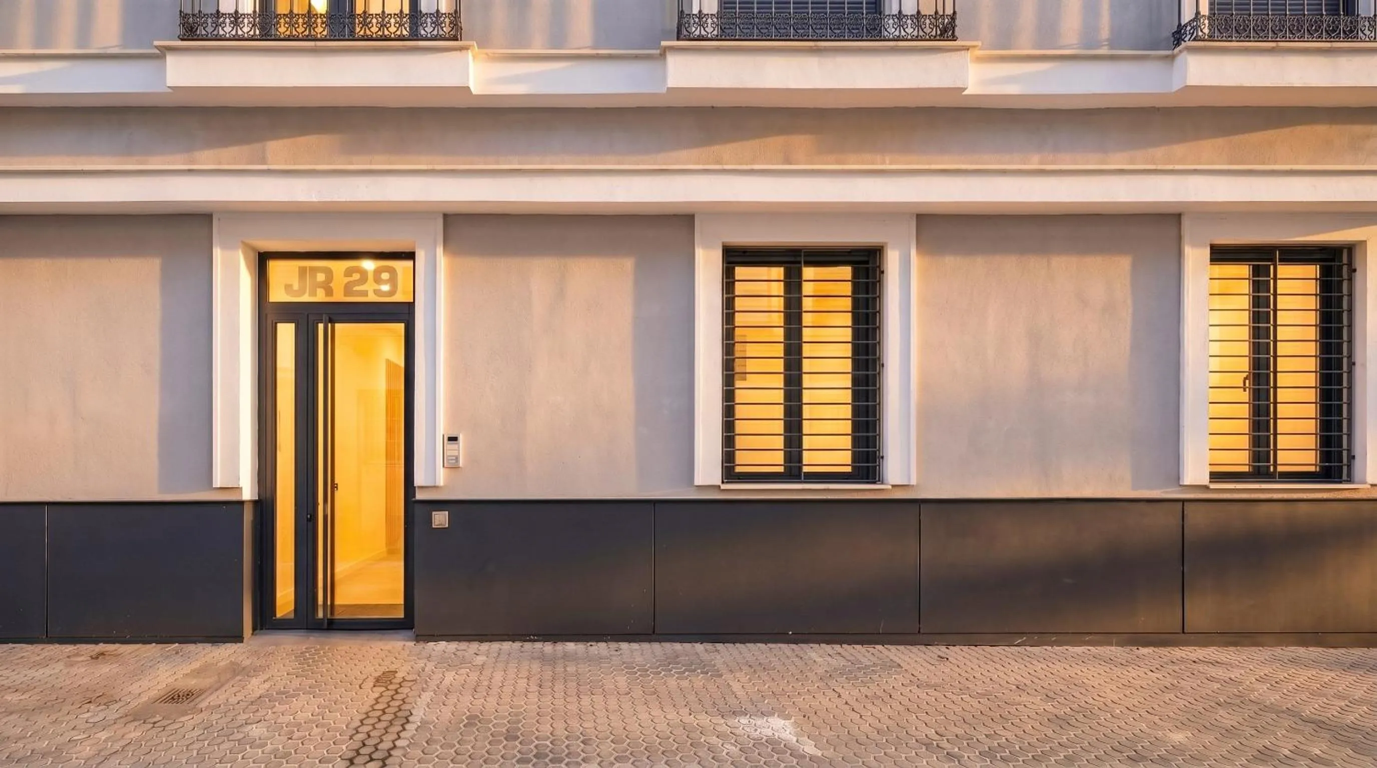 Facade/entrance in Oasis in the heart of Seville - 2 BR apt with FREE PARKING