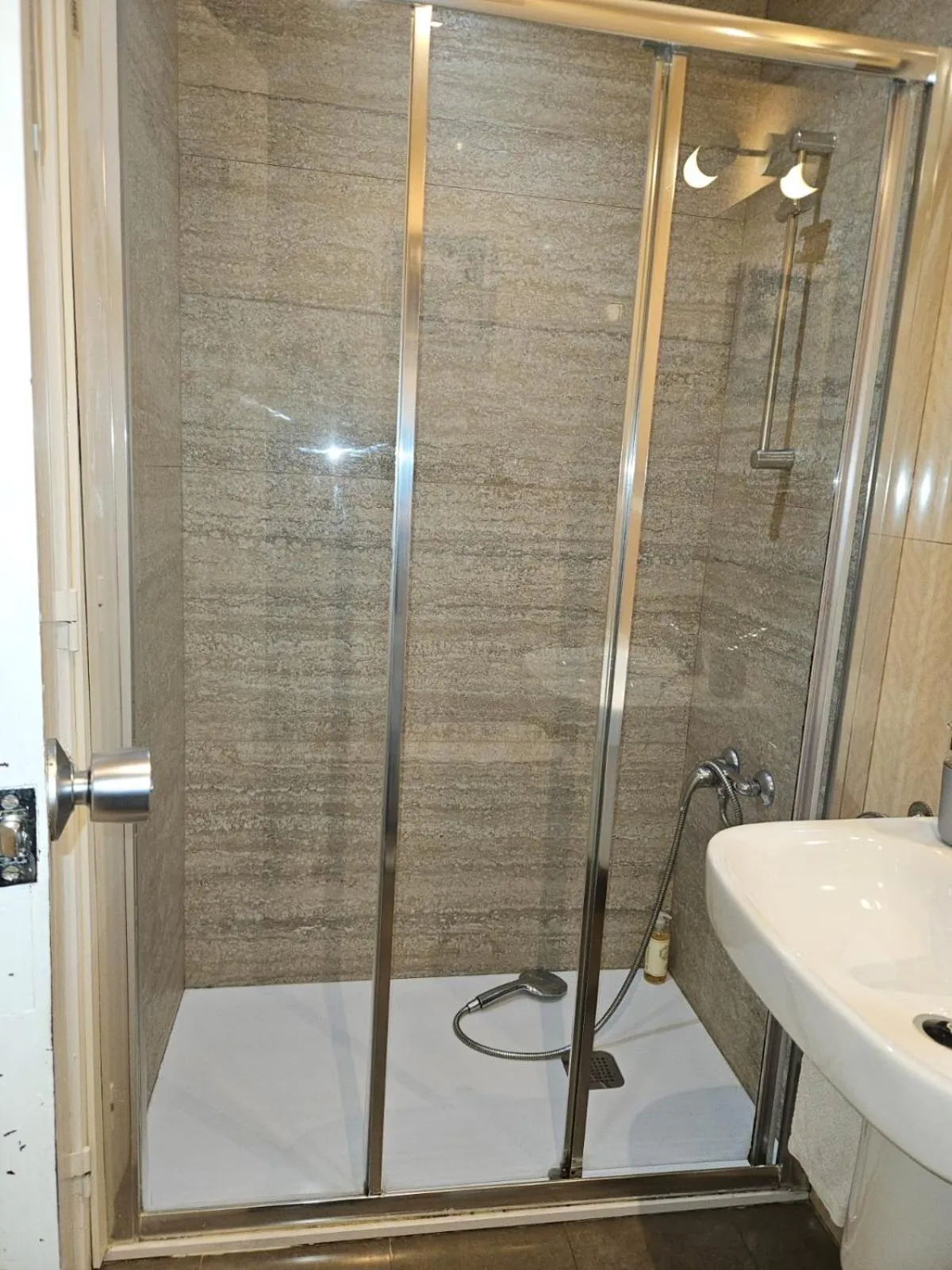 Bathroom in Alcamim Guesthouse