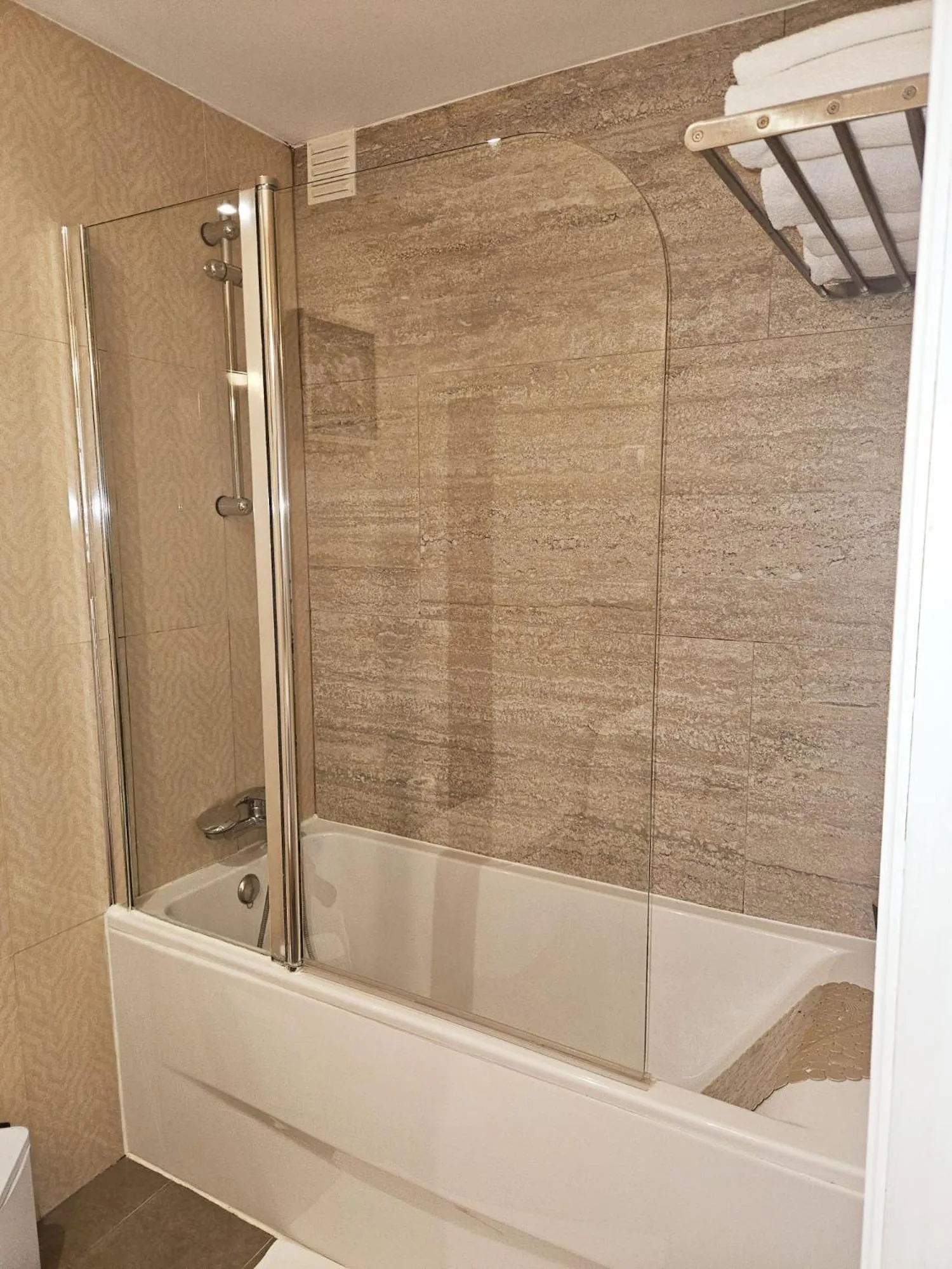 Shower in Alcamim Guesthouse