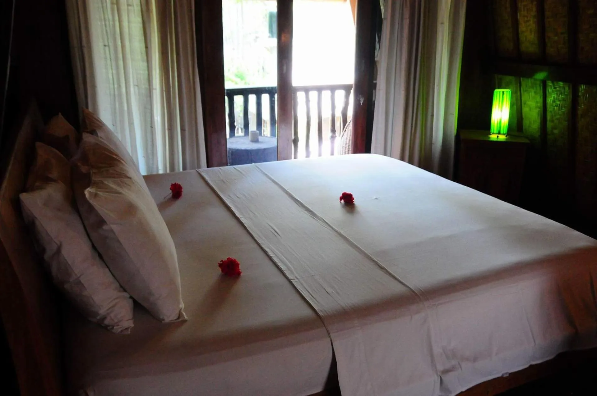 Bedroom, Bed in Gili Flush Harmony