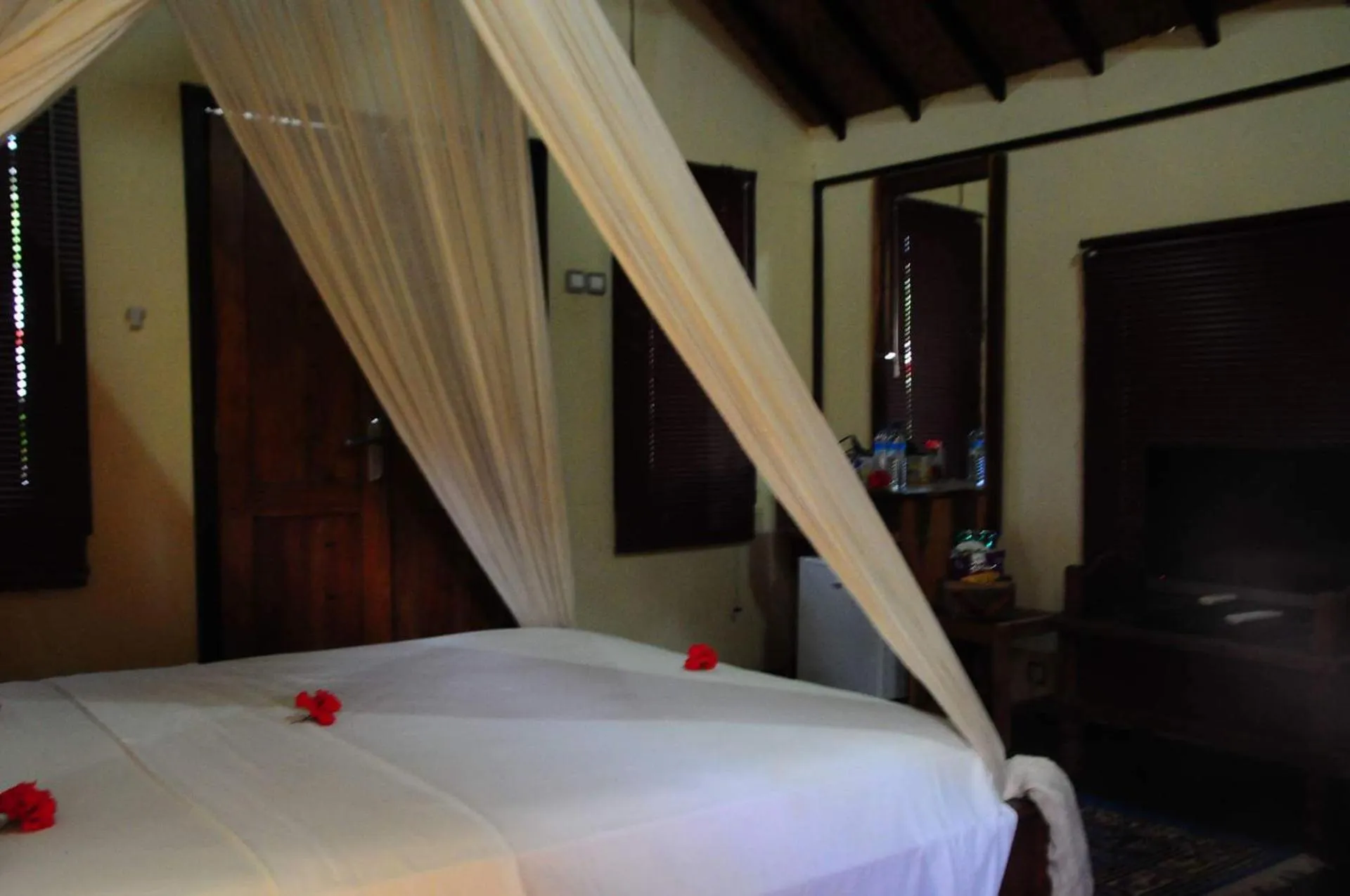 Bedroom, Bed in Gili Flush Harmony