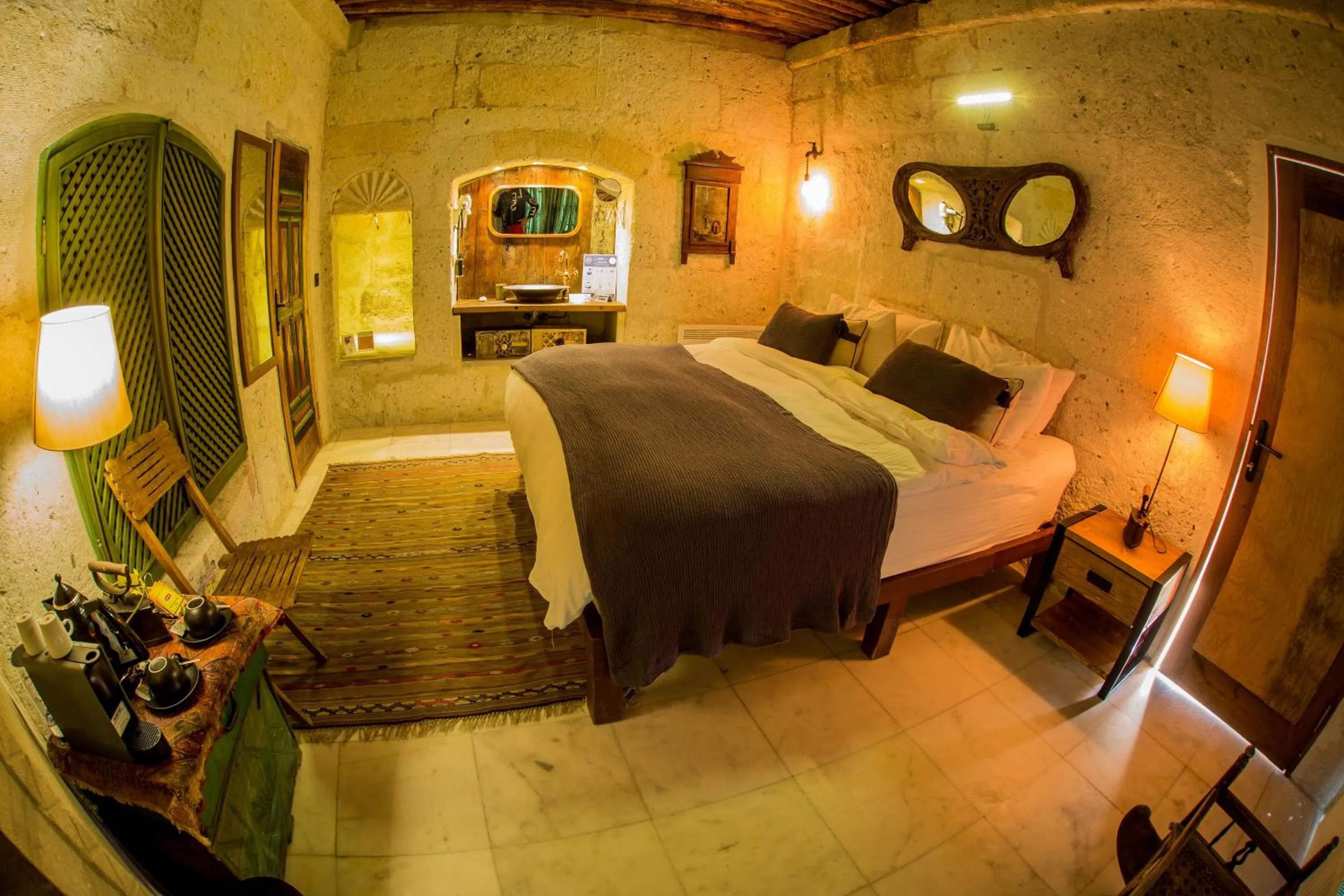 Photo of the whole room, Bed in Rox Cappadocia