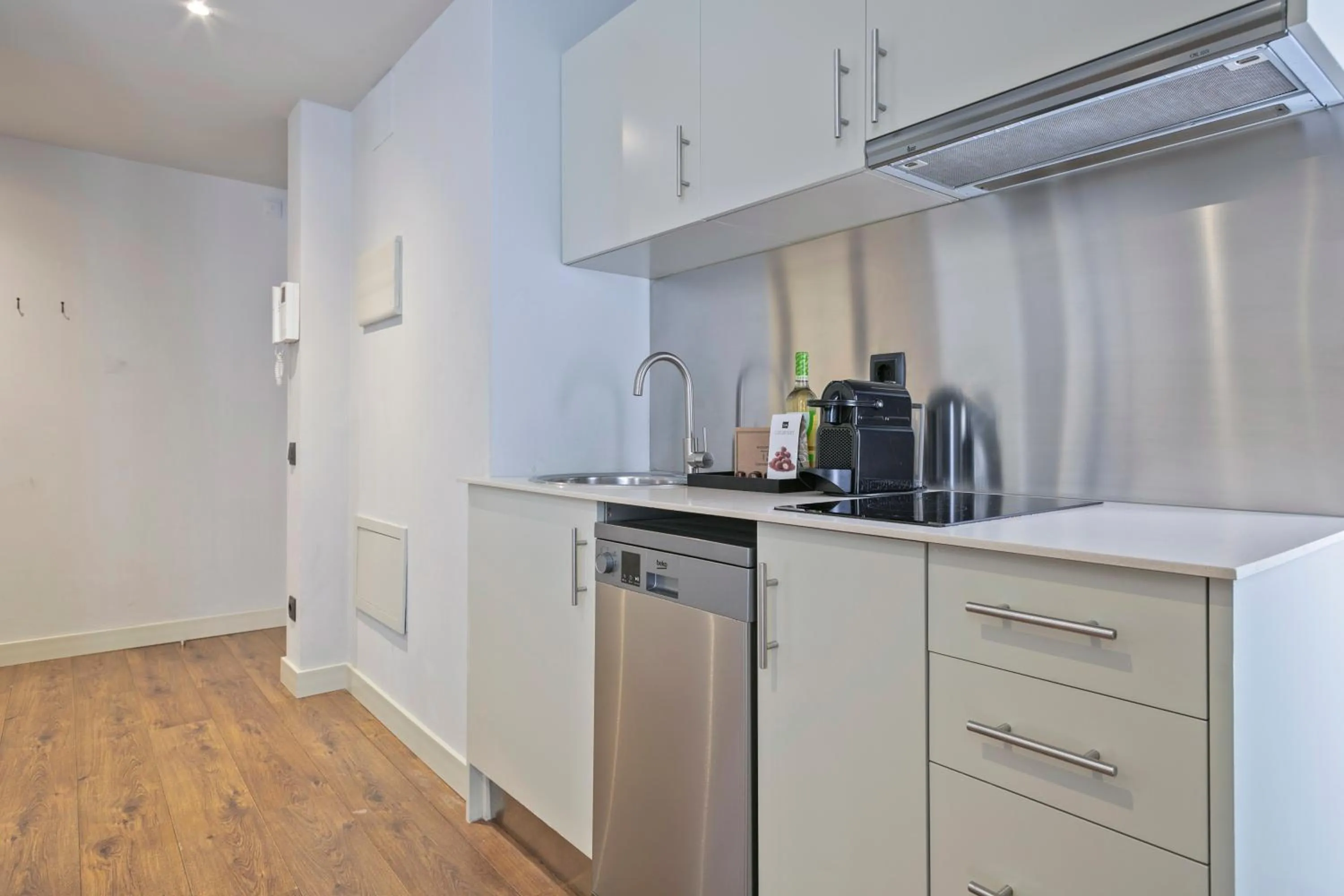 Kitchen or kitchenette in Uma Suites Barceloneta Beach