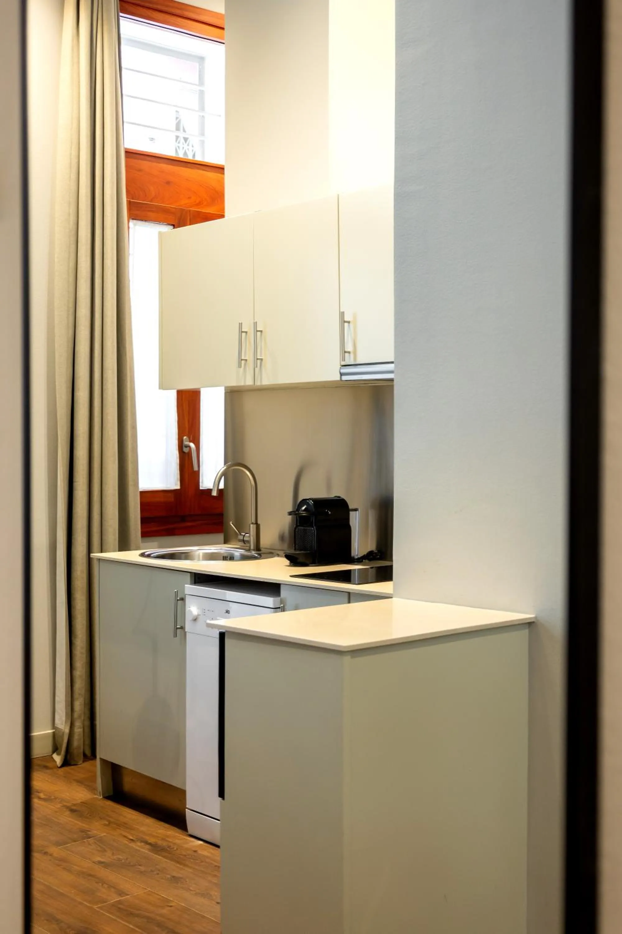 Kitchen or kitchenette in Uma Suites Barceloneta Beach