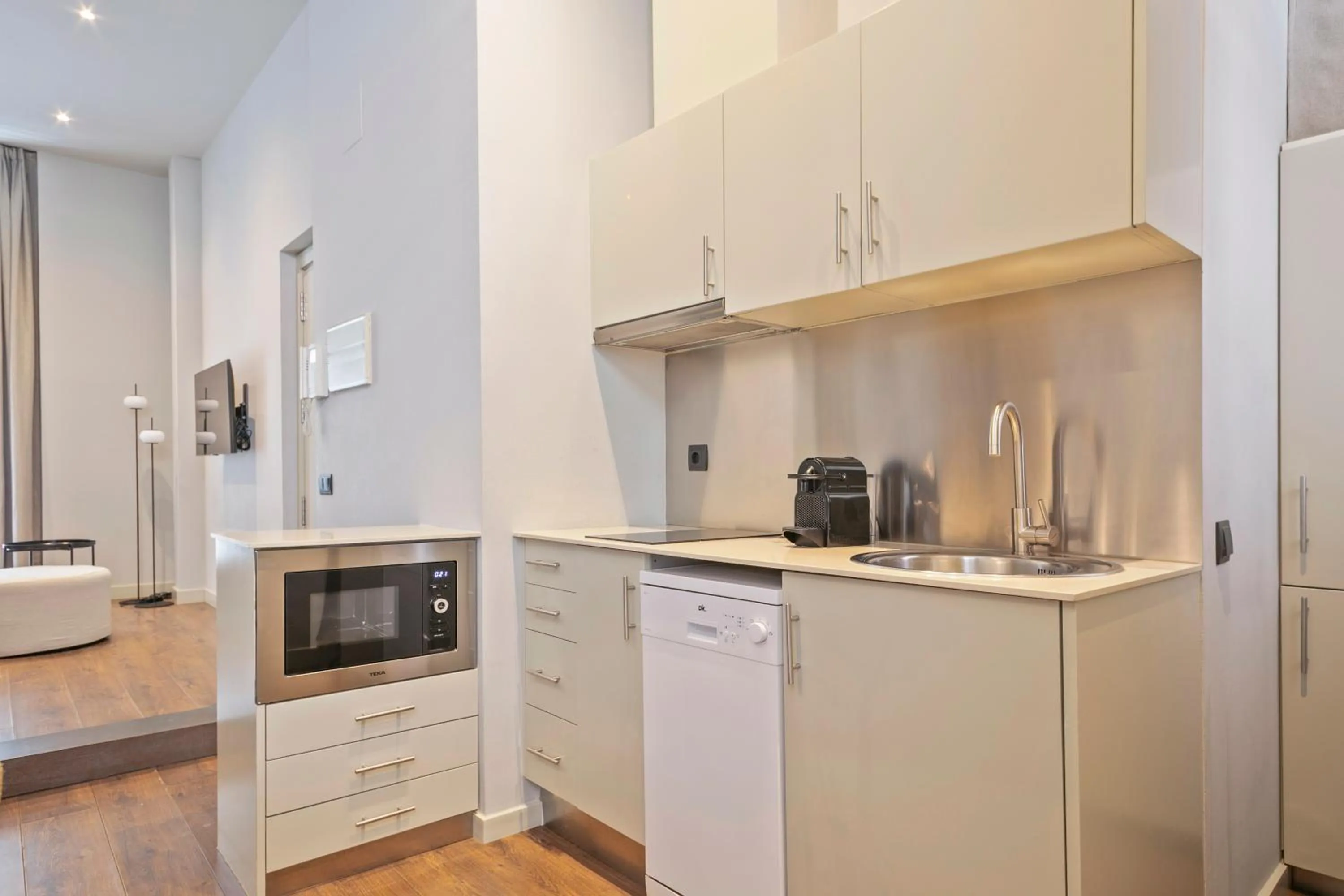 Kitchen or kitchenette in Uma Suites Barceloneta Beach