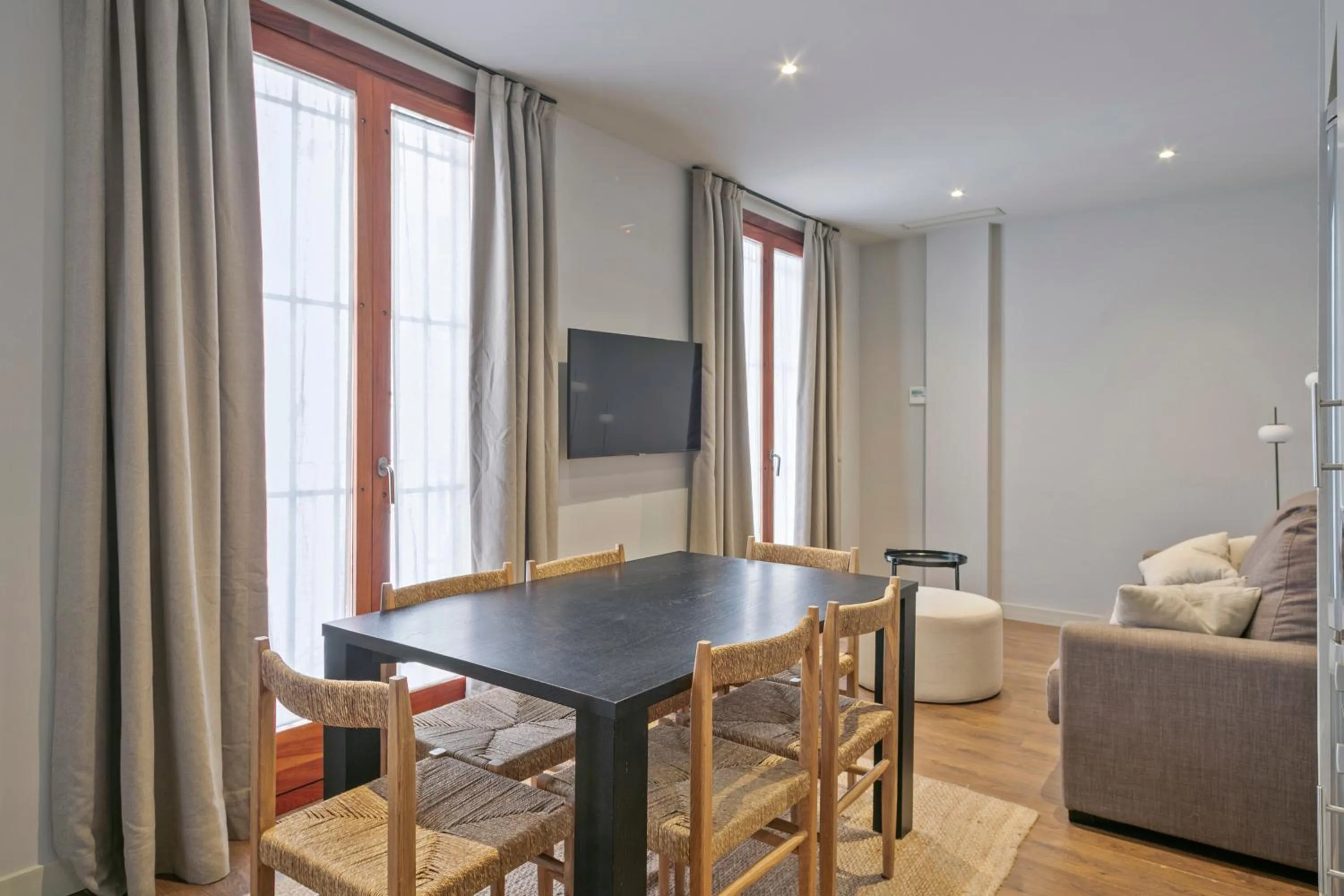Dining area in Uma Suites Barceloneta Beach