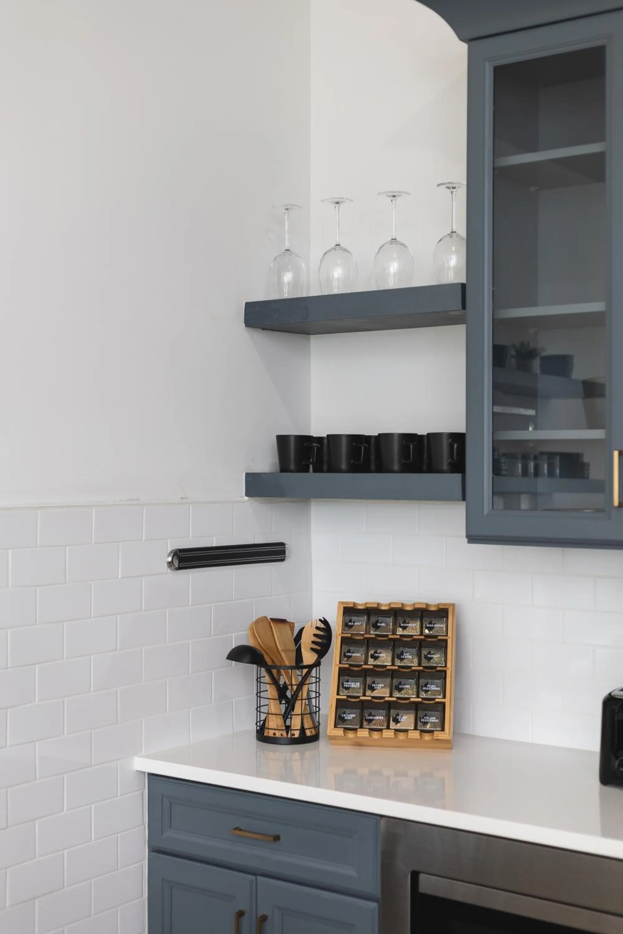 Kitchen or kitchenette in Stunning Spacious Condo near Restaurants & Coffee