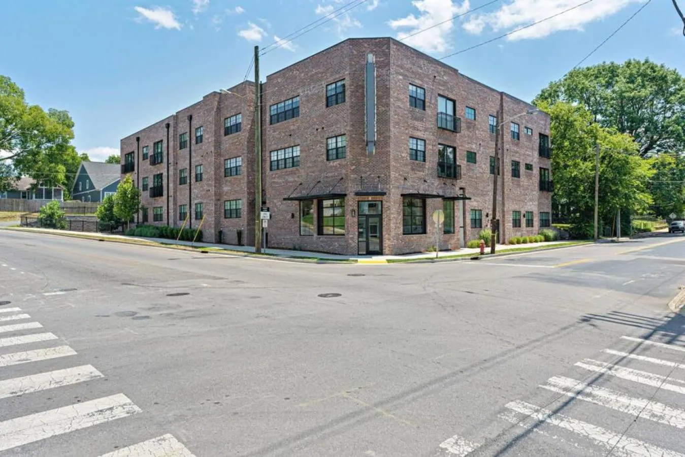 Property building in Stunning Spacious Condo near Restaurants & Coffee