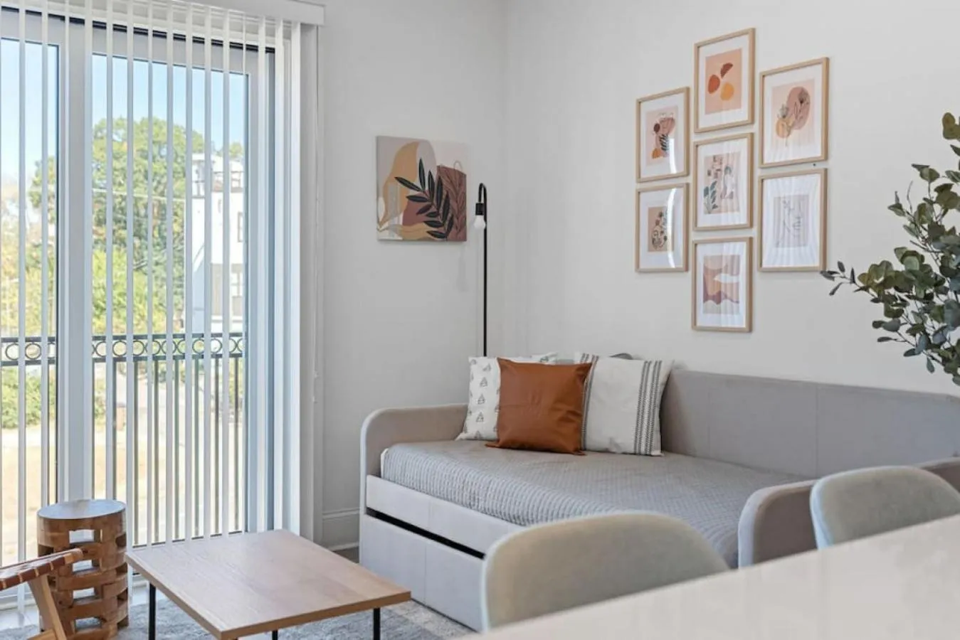 Living room in Stunning Spacious Condo near Restaurants & Coffee