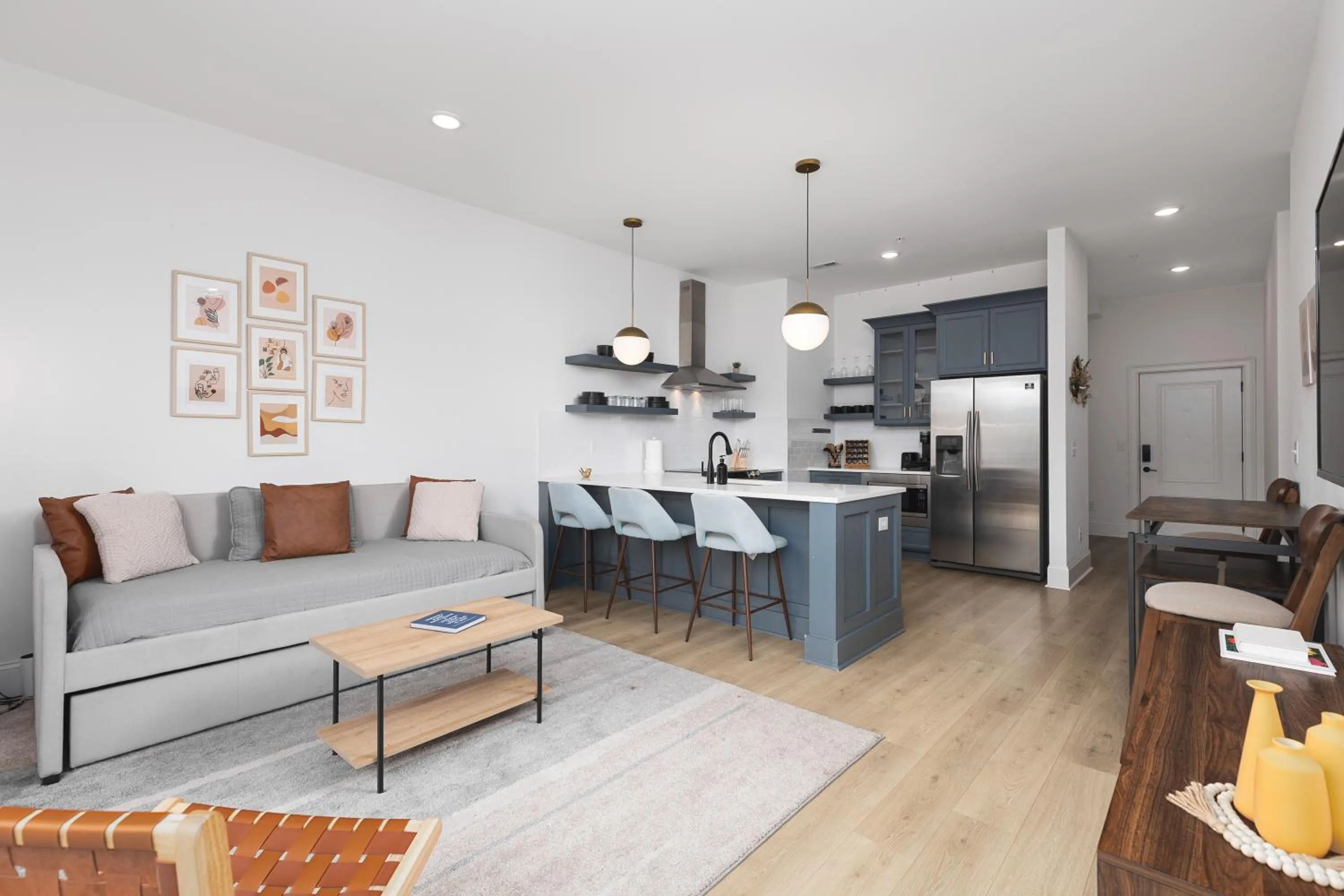 Kitchen or kitchenette in Stunning Spacious Condo near Restaurants & Coffee