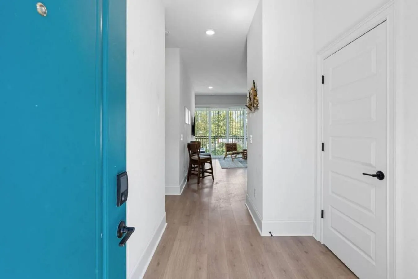 Facade/entrance in Stunning Spacious Condo near Restaurants & Coffee