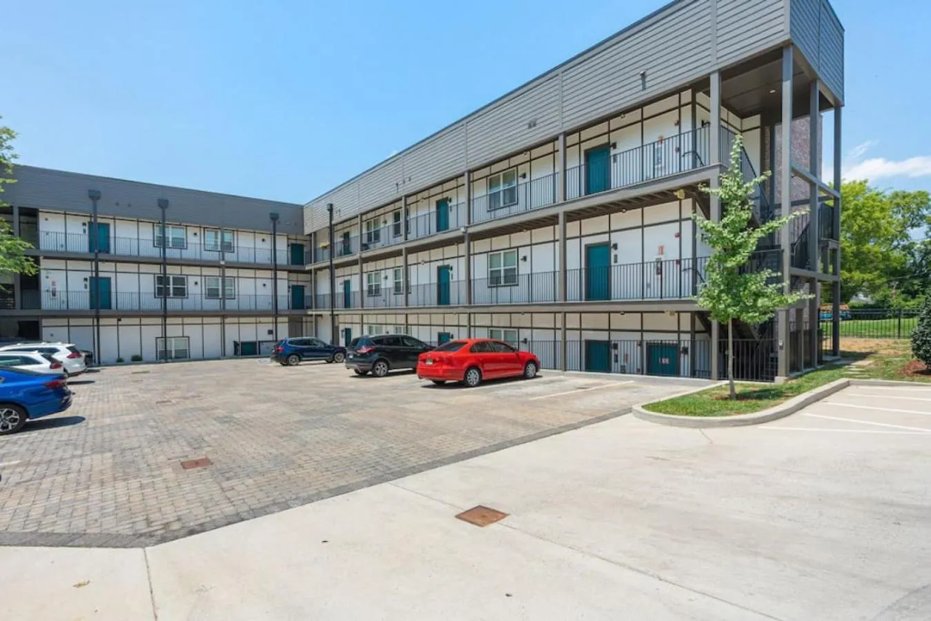 Parking in Stunning Spacious Condo near Restaurants & Coffee
