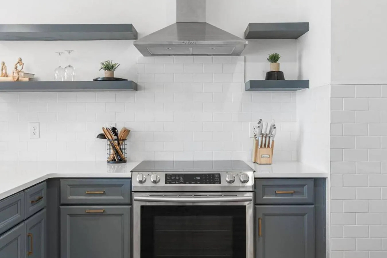 Kitchen or kitchenette in Stunning Spacious Condo near Restaurants & Coffee