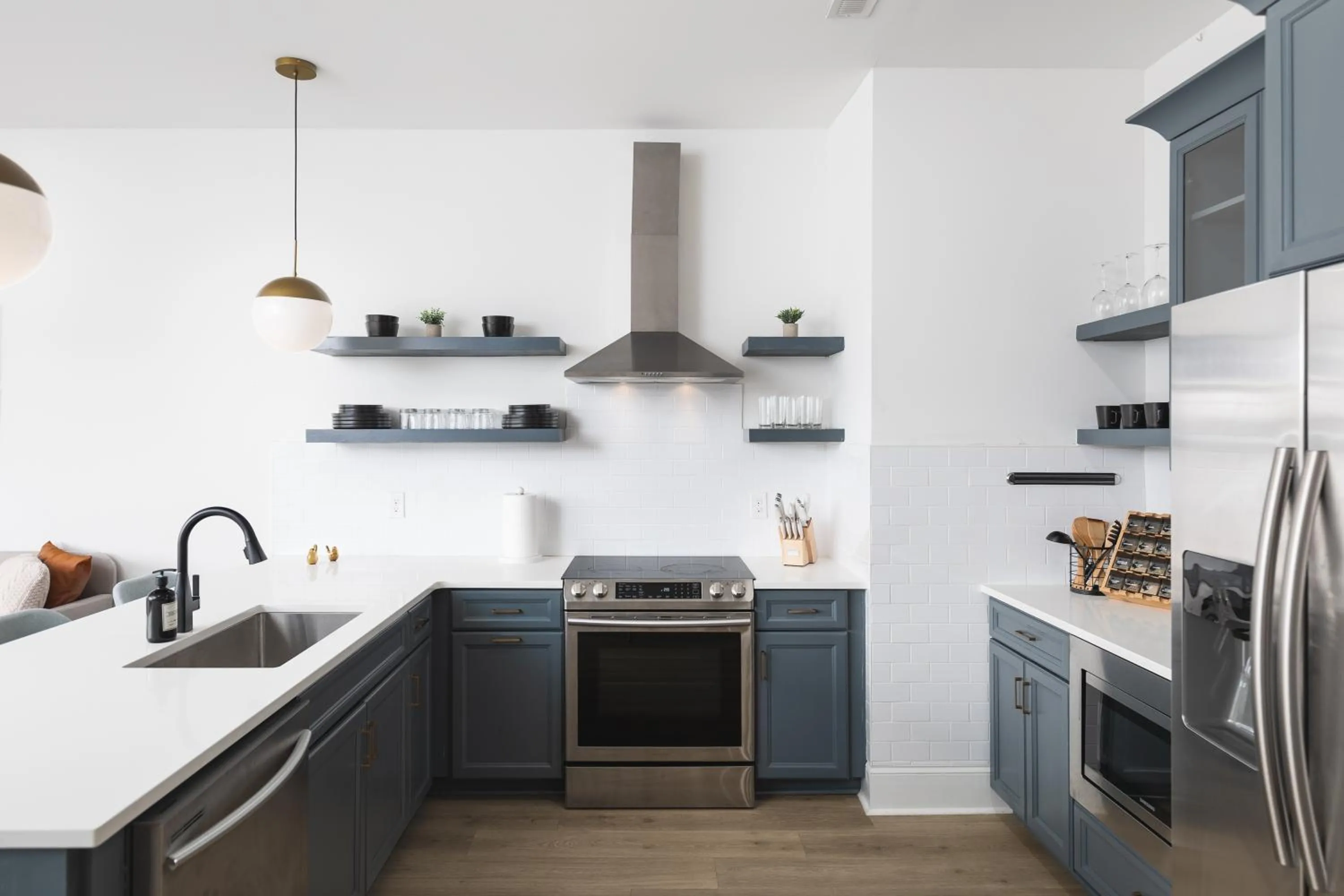 Kitchen or kitchenette in Stunning Spacious Condo near Restaurants & Coffee