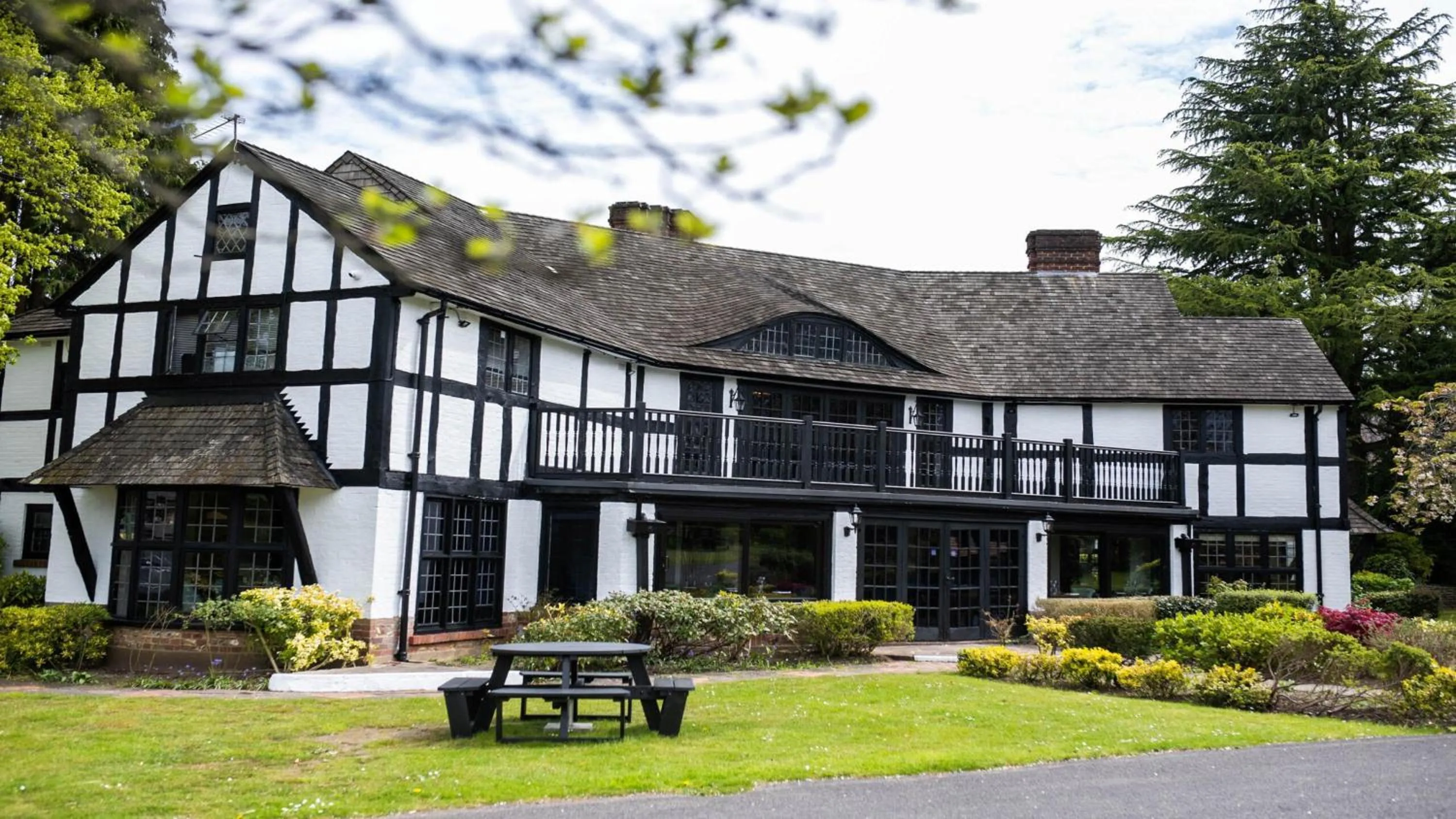 Property building in Thatchers, Leatherhead East Horsley