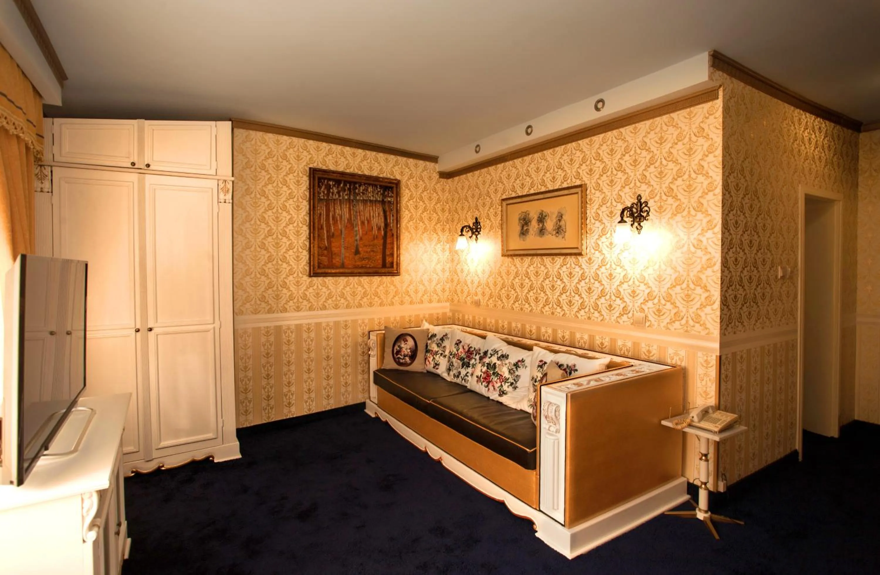 Living room, Bed in Hotel Boyana - Free Parking