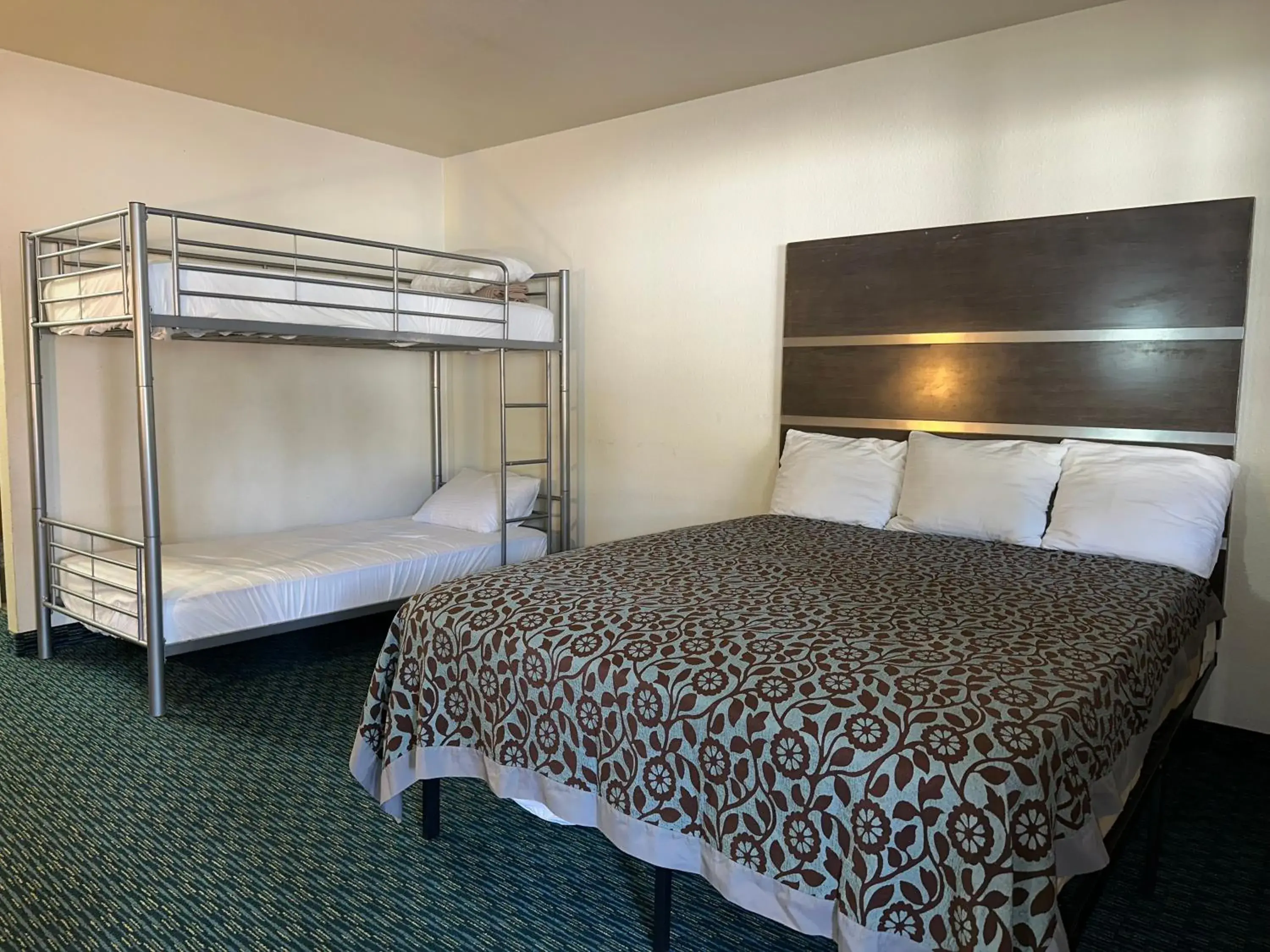 Photo of the whole room, Bed in Elevation Lodge Photo of the whole room, Bed in Elevation Lodge