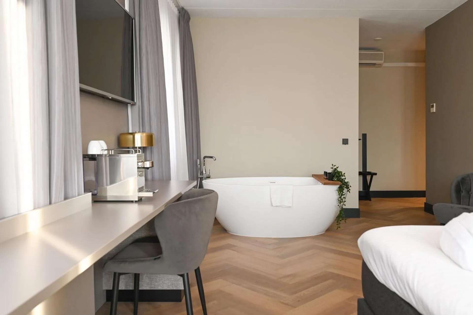 TV and multimedia, Bed in Hotel Alkmaar - Bar & Restaurant