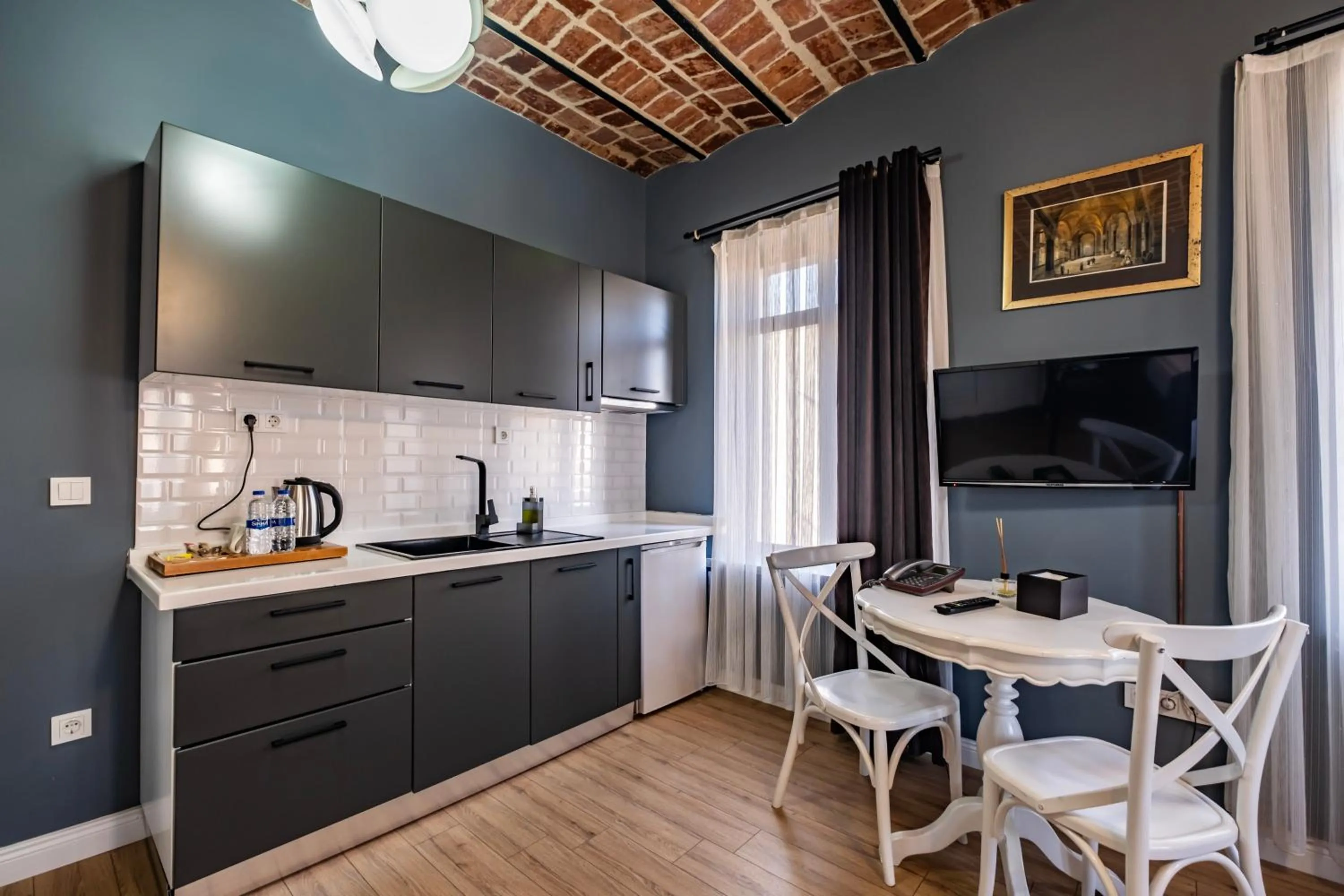 Kitchen or kitchenette in Selvese Suites, Serviced Living in Galata