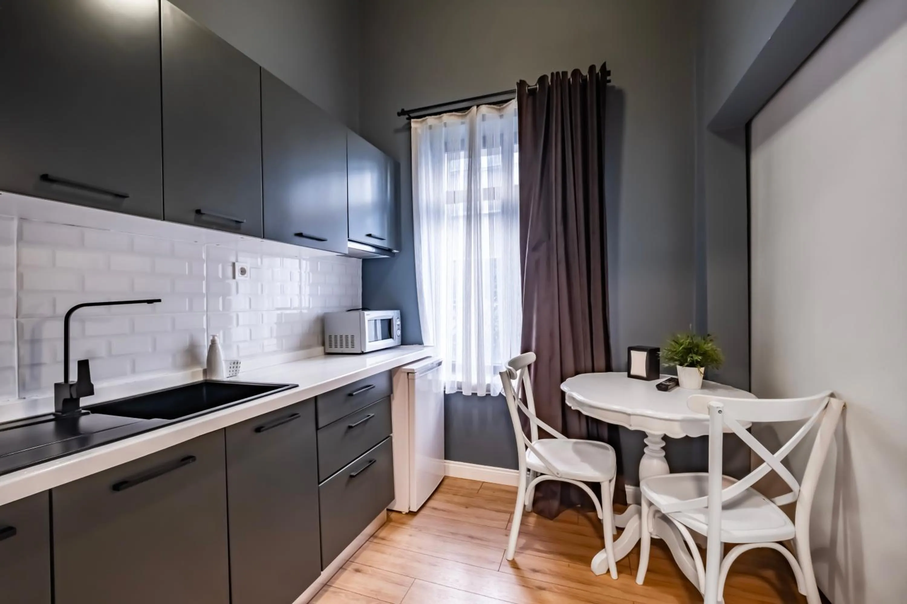 Kitchen or kitchenette in Selvese Suites, Serviced Living in Galata