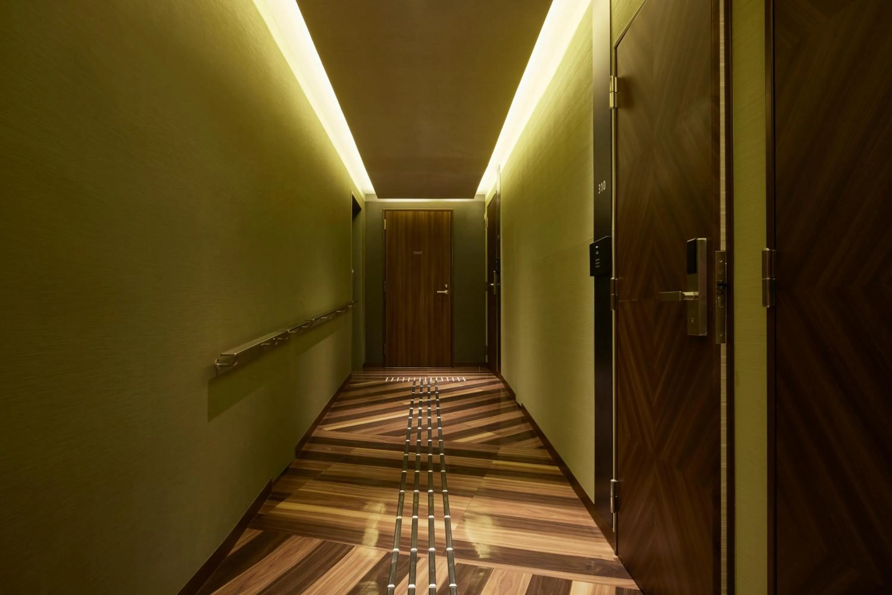 Text overlay in ALFIT HOTEL & BAR AKASAKA